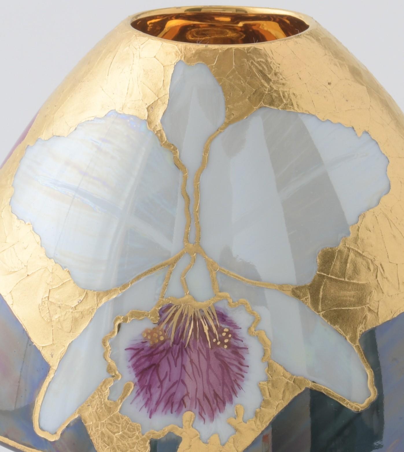„Cherished Memories“ (2024) von Carolyn Barlock, Original Vase aus Gold und Porzellan im Angebot 3