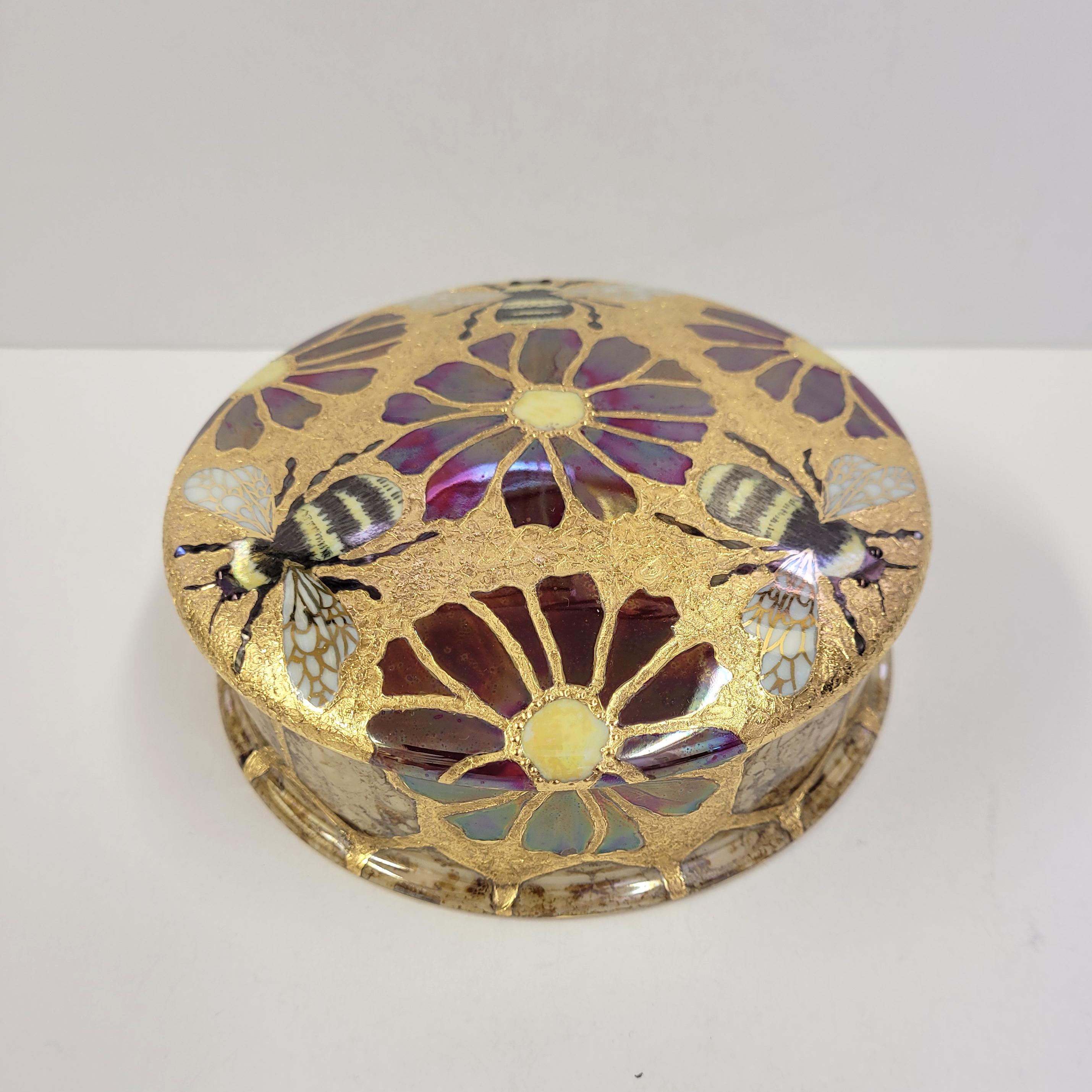 Scatola di margherite e api inglesi