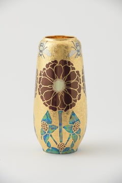 "Splendrous" (2024) de Carolyn Barlock, jarrón original de oro y porcelana