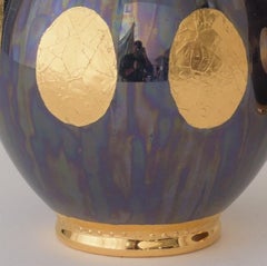 "Vals (1/2)" (2024) de Carolyn Barlock, jarrón original de oro y porcelana