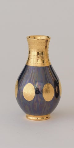 „Waltz (1/2)“ (2024) von Carolyn Barlock, Original-Vase aus Gold und Porzellan