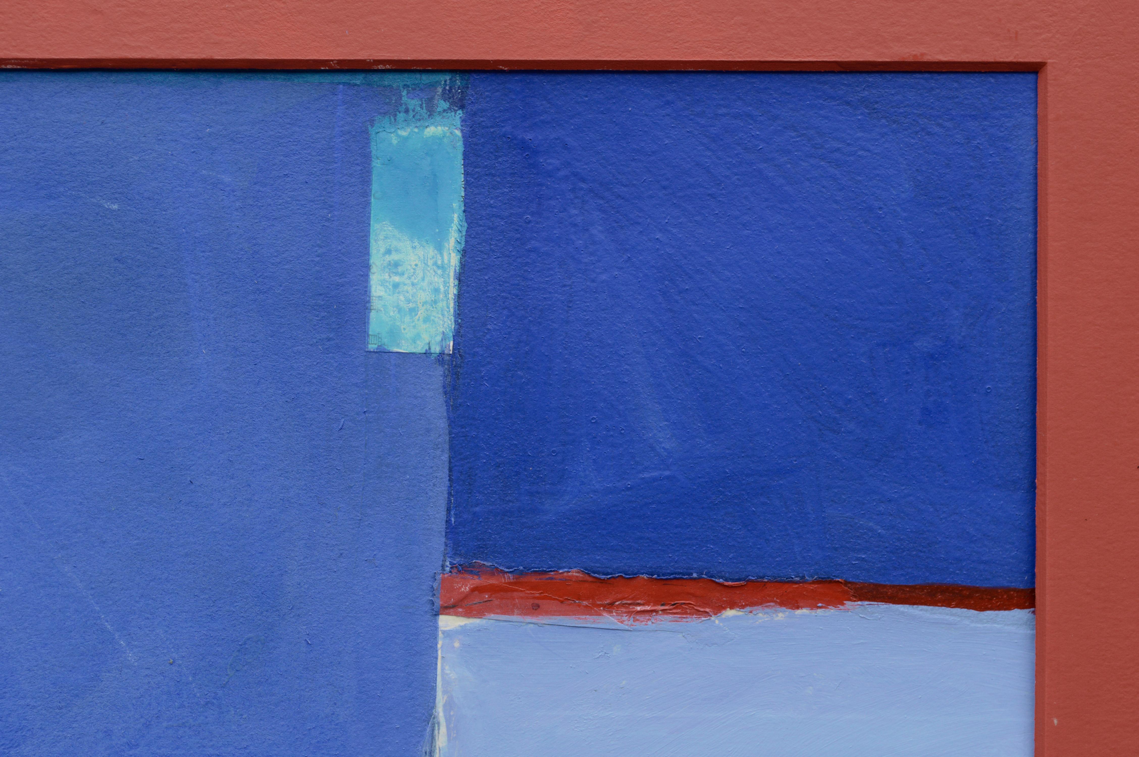 Abstrakte blaue und weiße Farbfeldzusammensetzung (Rot), Abstract Painting, von Carolyn Cole