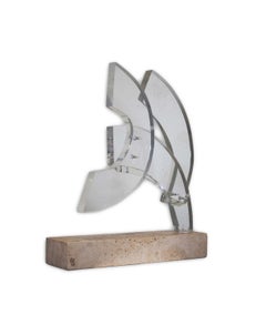 Scultura astratta postmoderna in lucite su base di pietra firmata Carolyn Goyette, anni '80