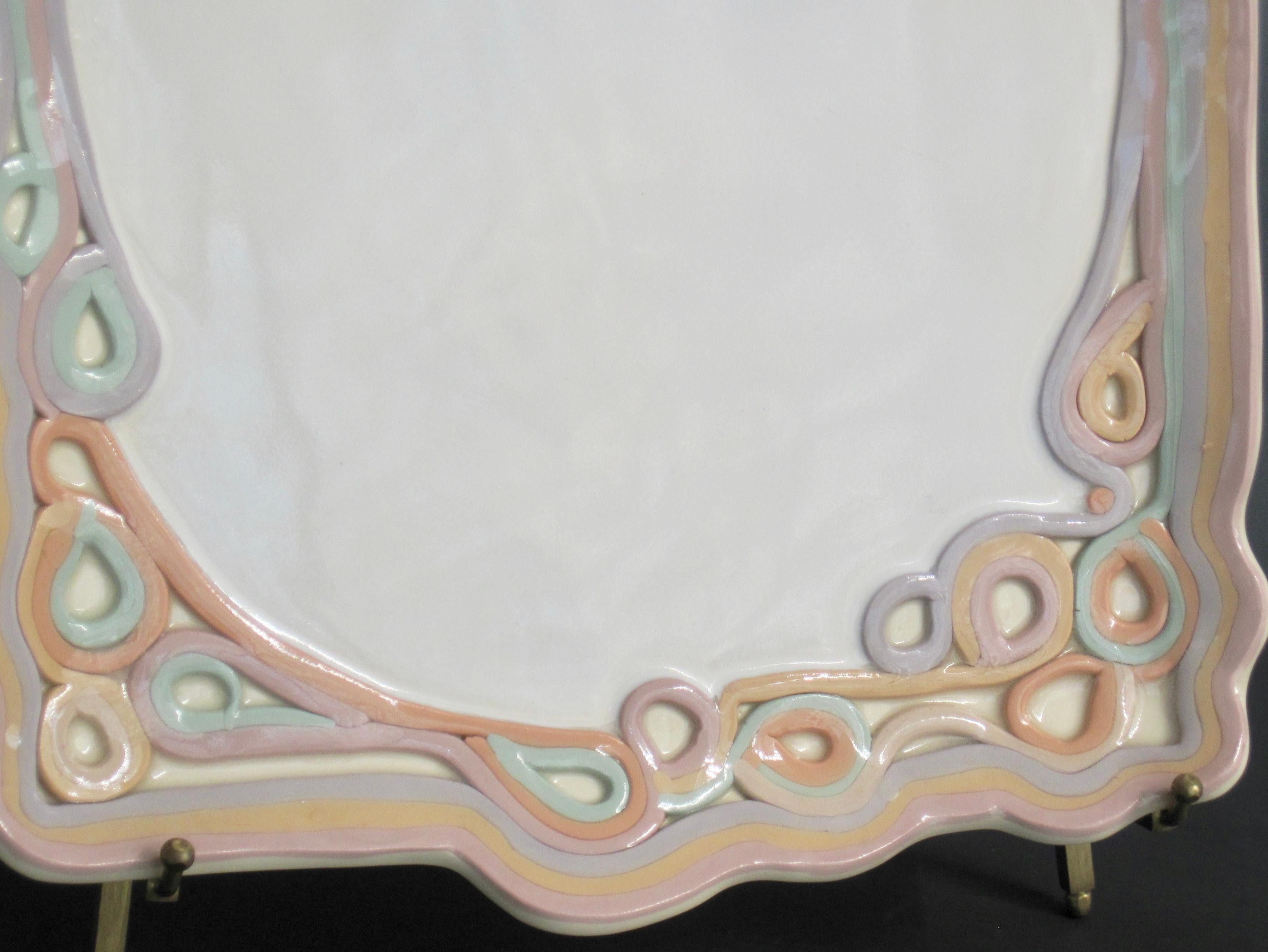 Pastell glasiertes Keramiktablett von Carolyn Leung Studio (Ende des 20. Jahrhunderts) im Angebot