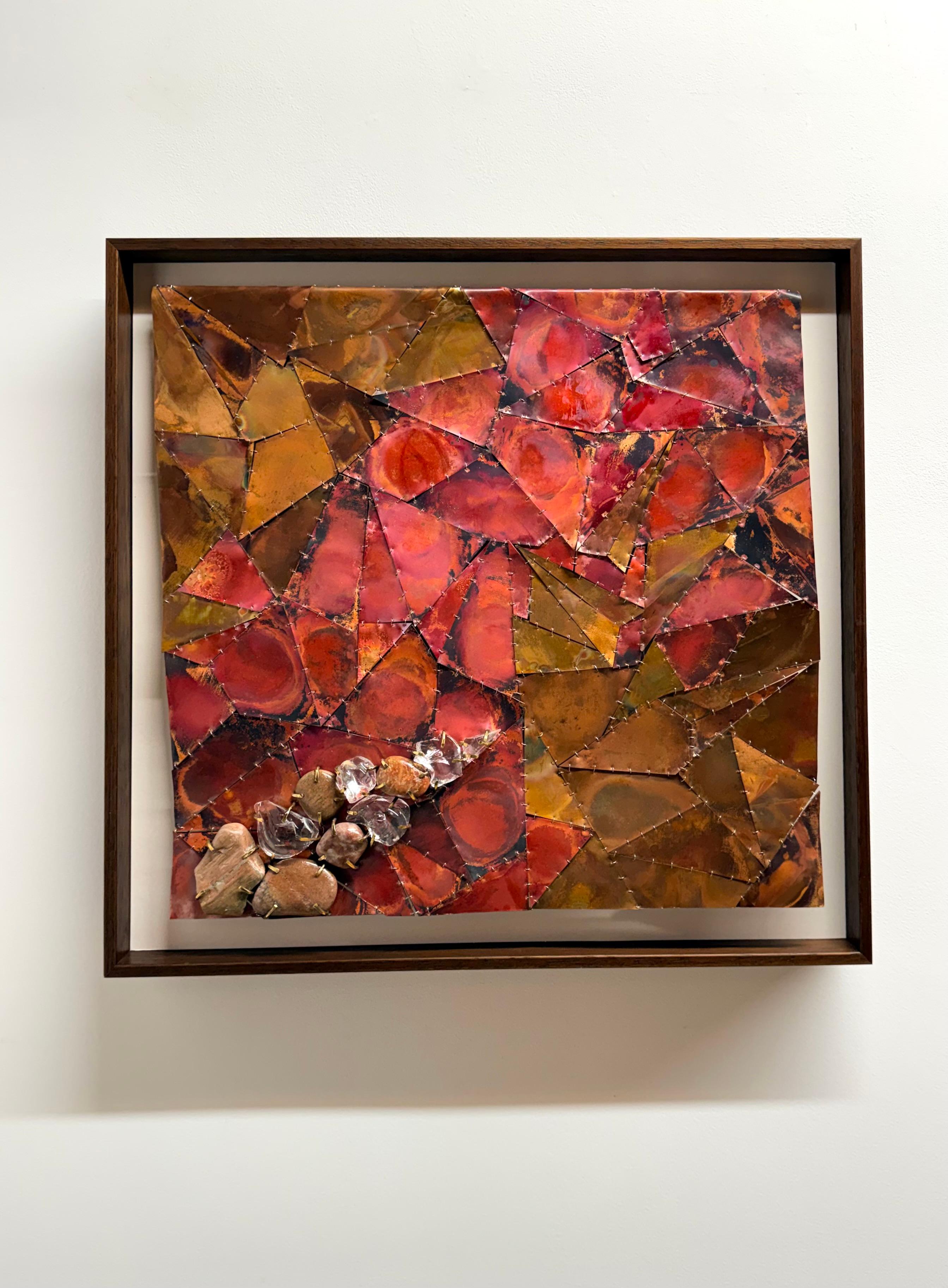 Lost by the Shore - Kupfer-Metall-Stein-Glas gerahmte Wandskulptur, 2025 (Zeitgenössisch), Mixed Media Art, von Carolyn Millstein