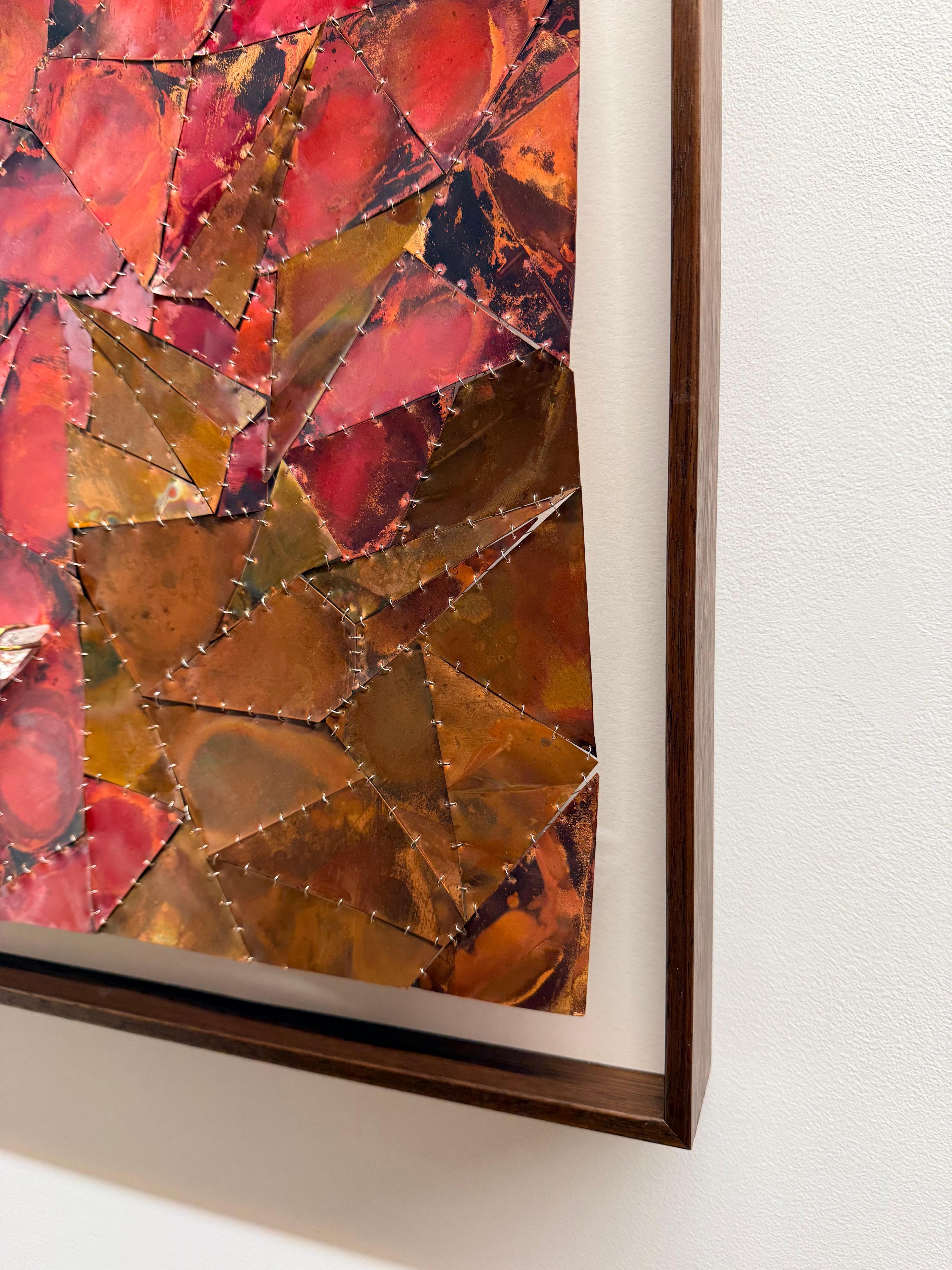 Lost by the Shore ist eine gerahmte Wandskulptur von Carolyn Millstein, die wiedergewonnenes Kupfer mit Stein und Glas zu einer quiltartigen Komposition verbindet. Die Oberfläche besteht aus einem komplizierten Flickenteppich aus kantigen