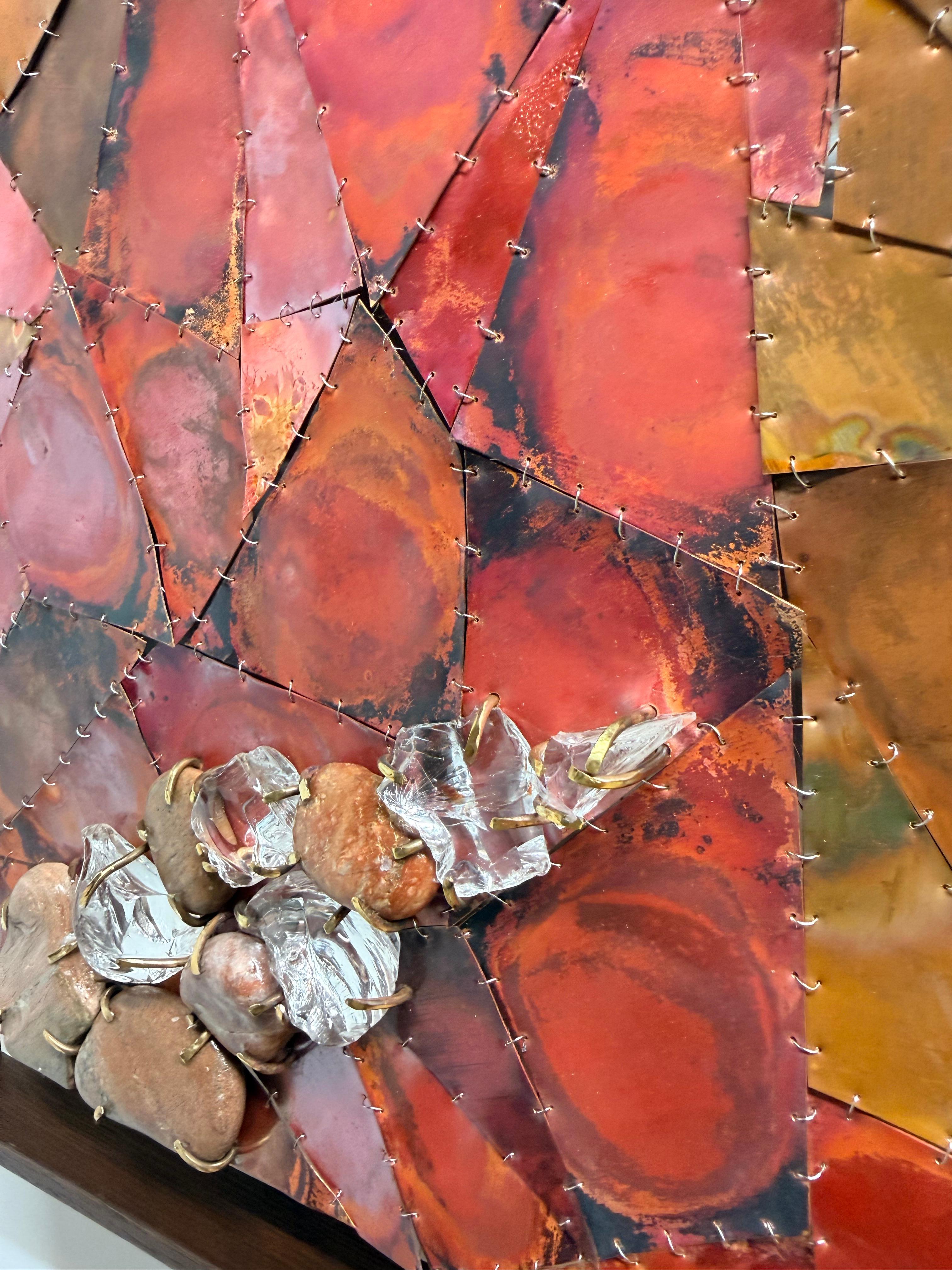 Lost by the Shore - Kupfer-Metall-Stein-Glas gerahmte Wandskulptur, 2025 im Angebot 4