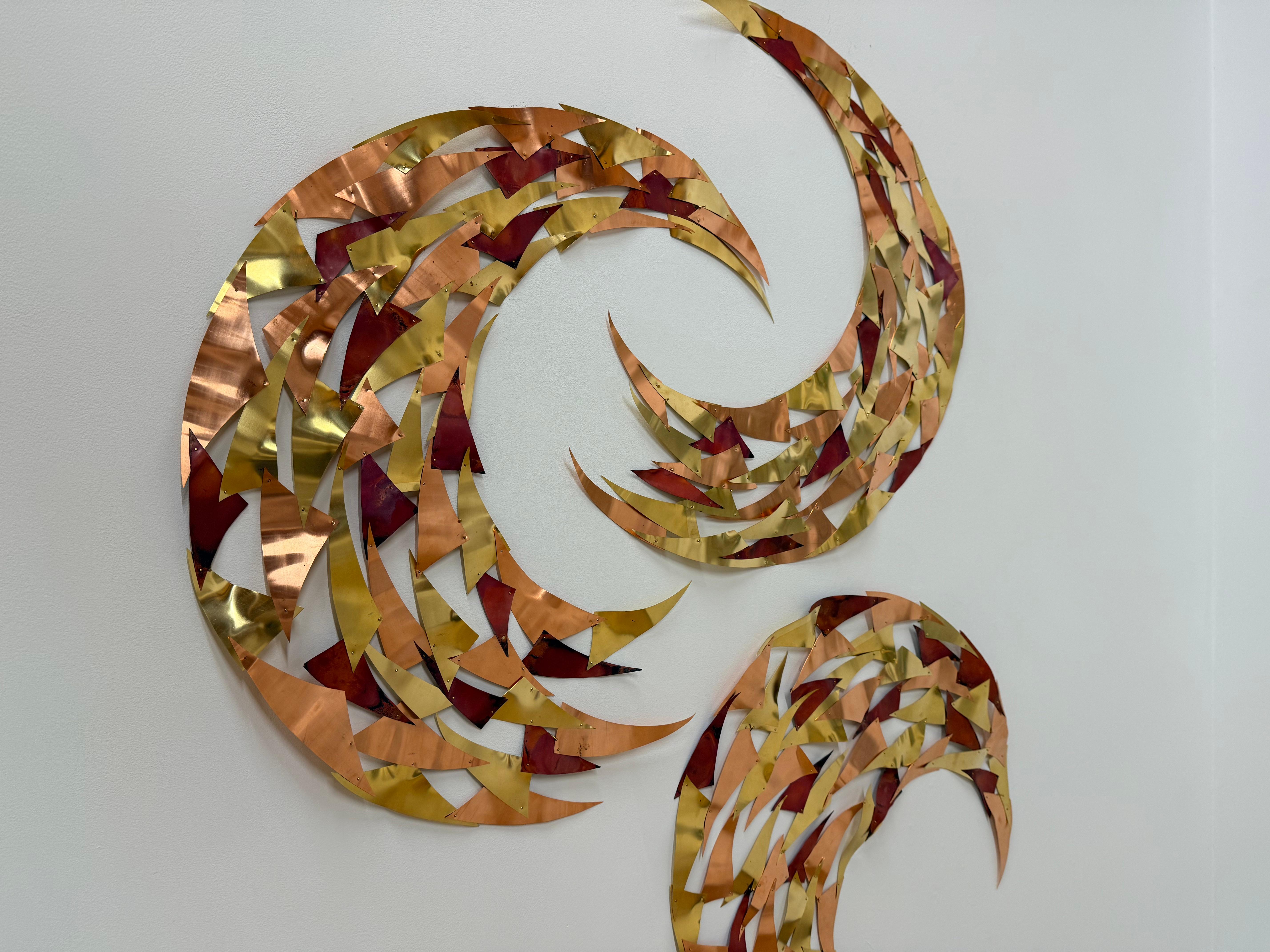 Around Here Somewhere - Scultura da parete in rame con luna crescente, 2025 - Sculpture di Carolyn Millstein