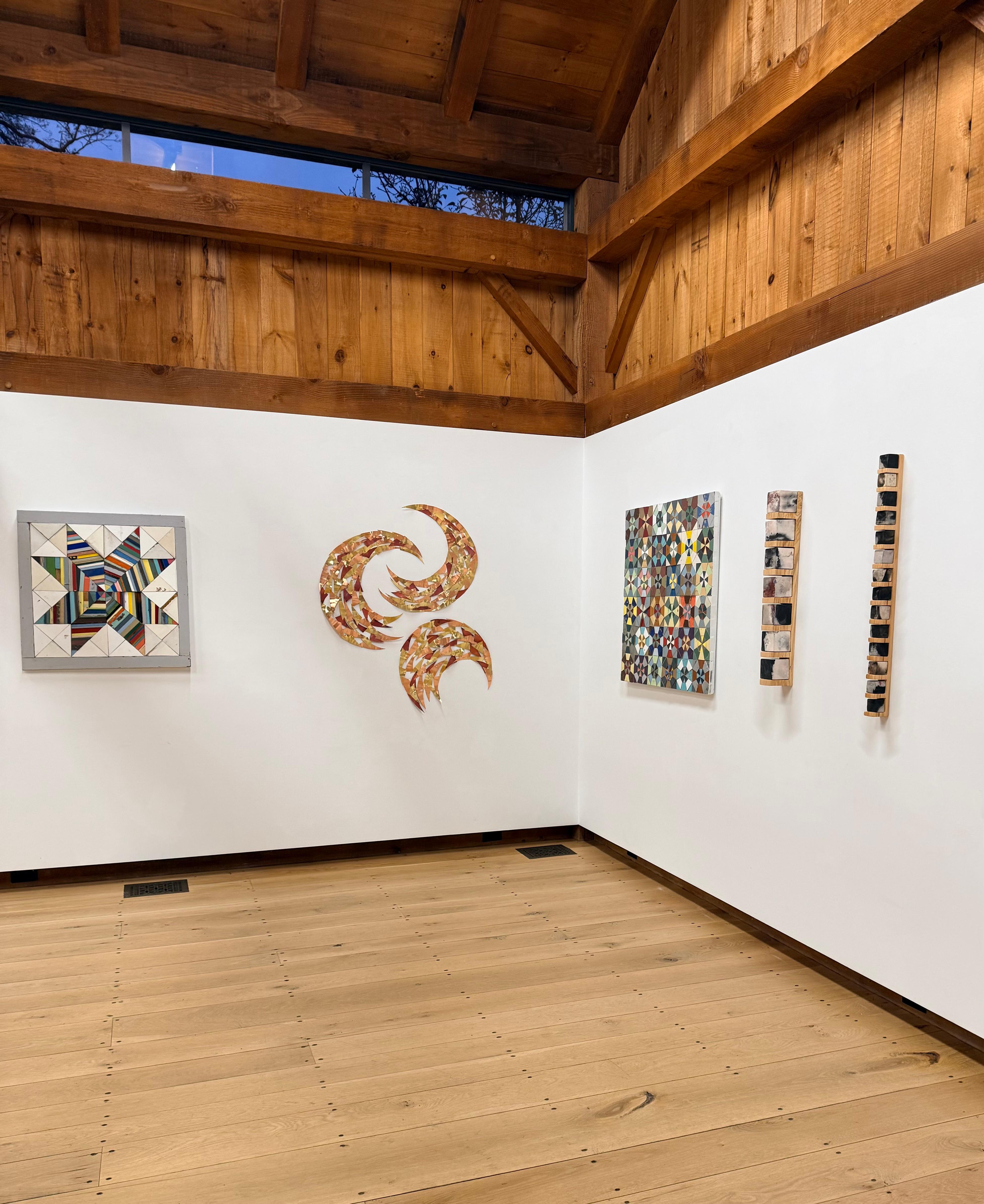 Around Here Somewhere - Scultura da parete in rame con luna crescente, 2025 - Sculpture Contemporaneo di Carolyn Millstein