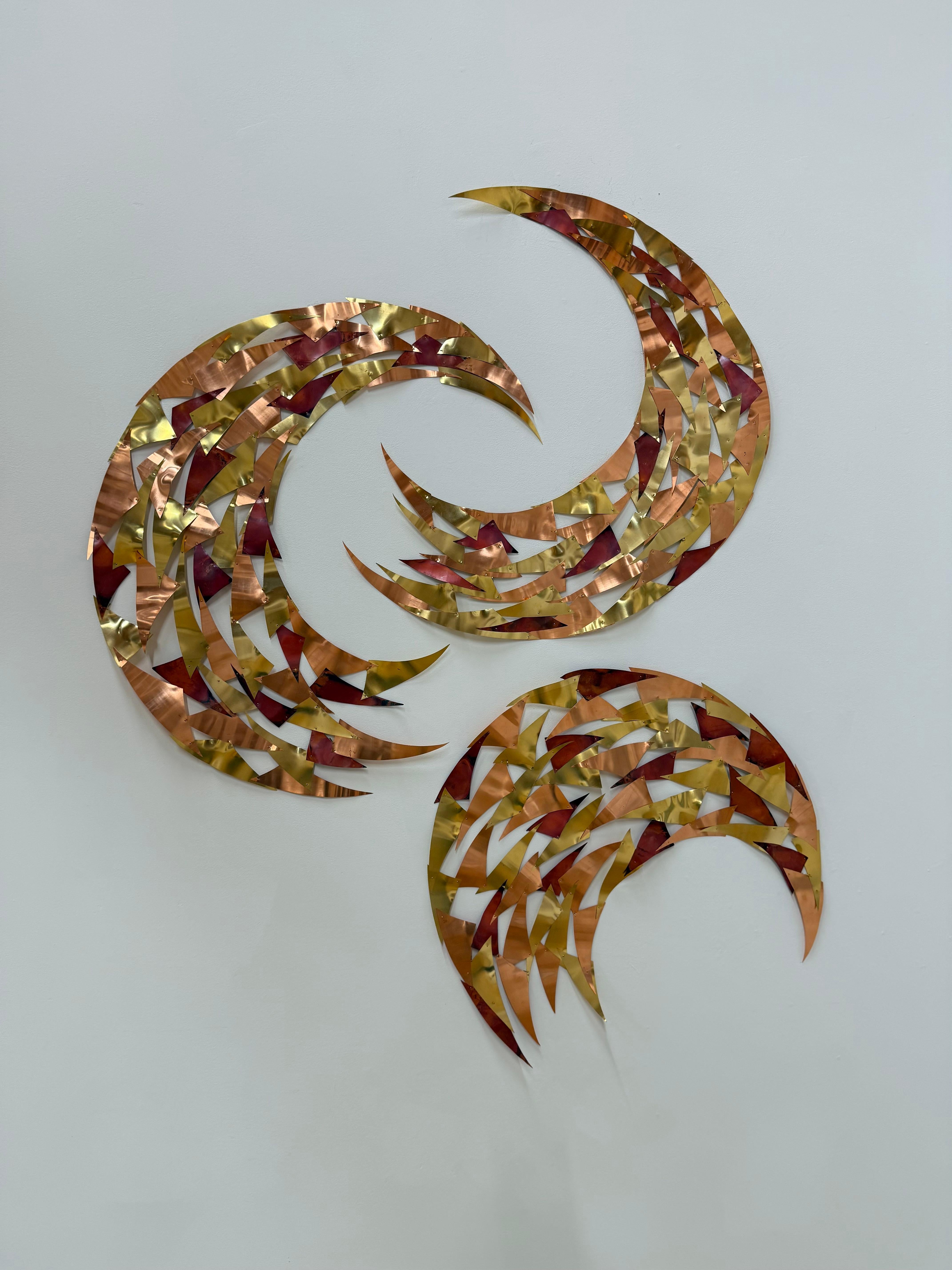 Around Here Somewhere è una straordinaria composizione in metallo misto dell'artista contemporanea Carolyn Millstein, nota per il suo uso innovativo di materiali di recupero. Questo pezzo presenta tre forme di luna crescente composte da triangoli di