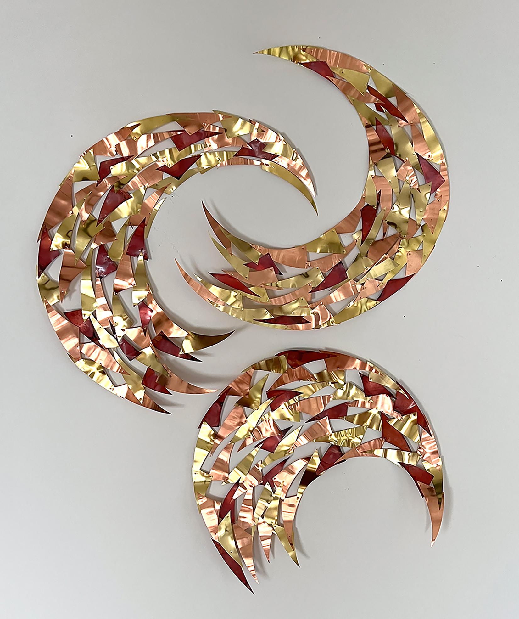Abstract Sculpture Carolyn Millstein - Around Here Somewhere - Crescent Moon Sculpture murale en métal cuivré, 2025