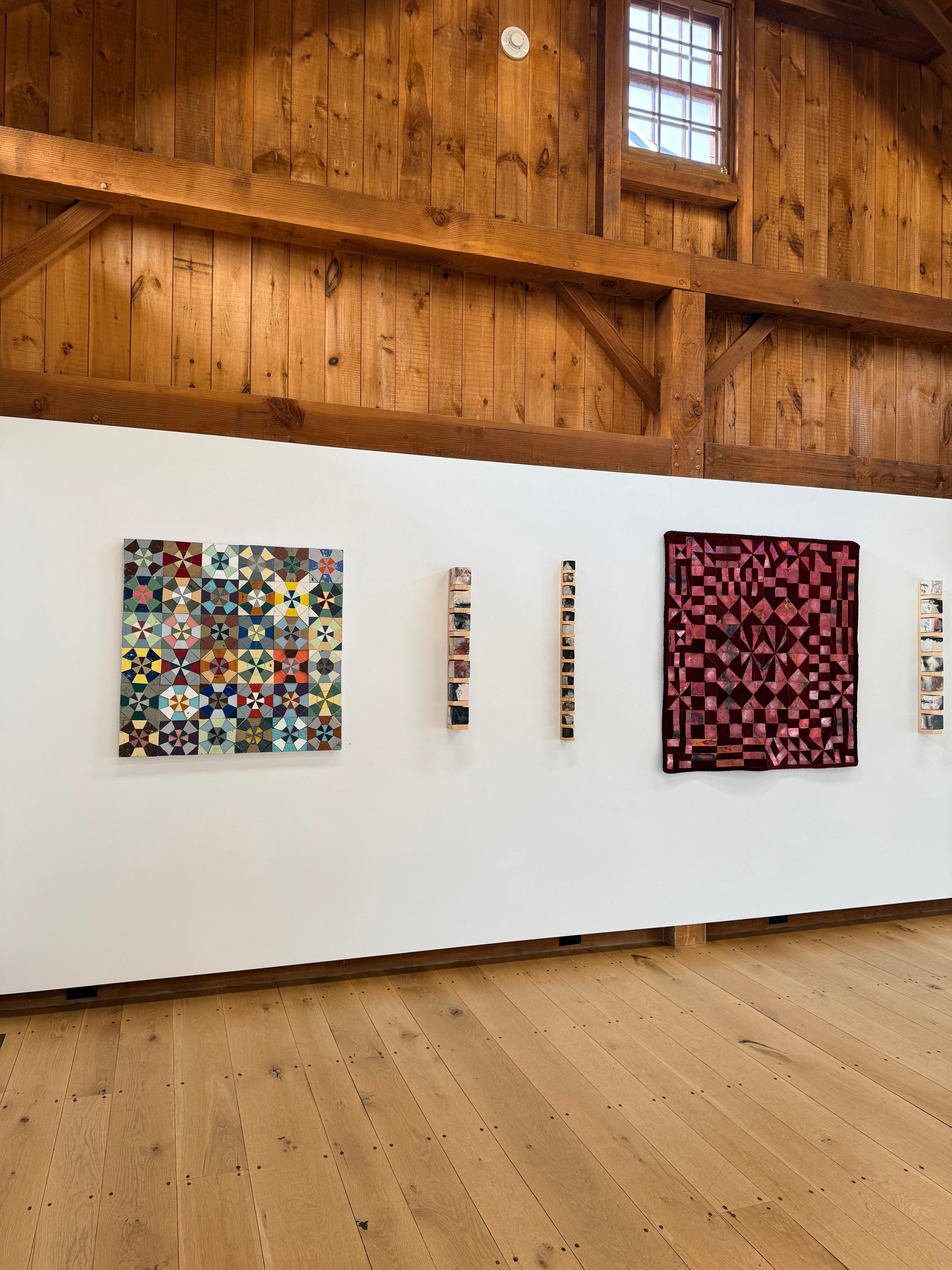 Coolidge Road - Scultura da parete in velluto, rame, metallo, patchwork, tessuto, 2025 in vendita 5