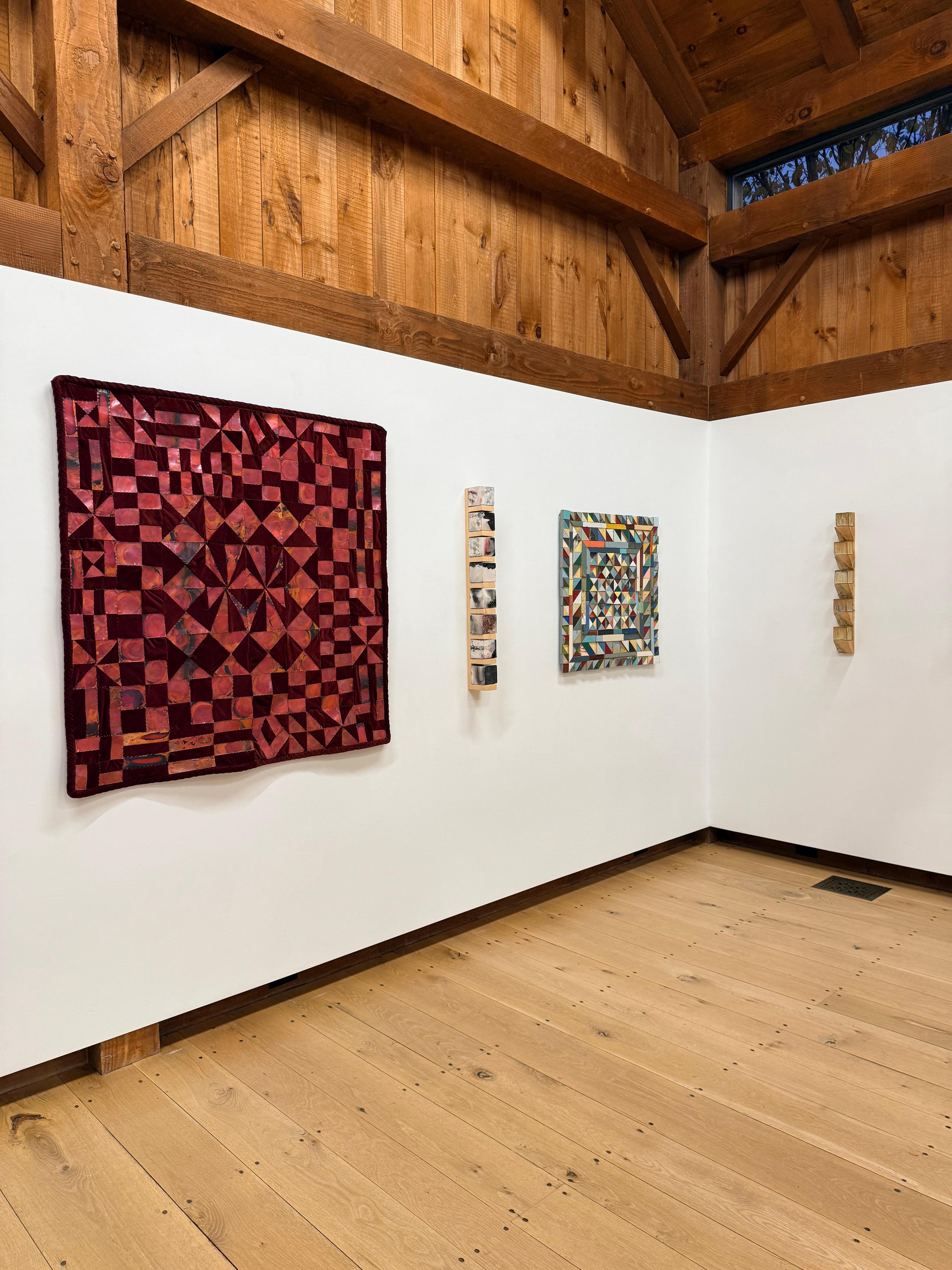 Coolidge Road - Scultura da parete in velluto, rame, metallo, patchwork, tessuto, 2025 - Sculpture di Carolyn Millstein