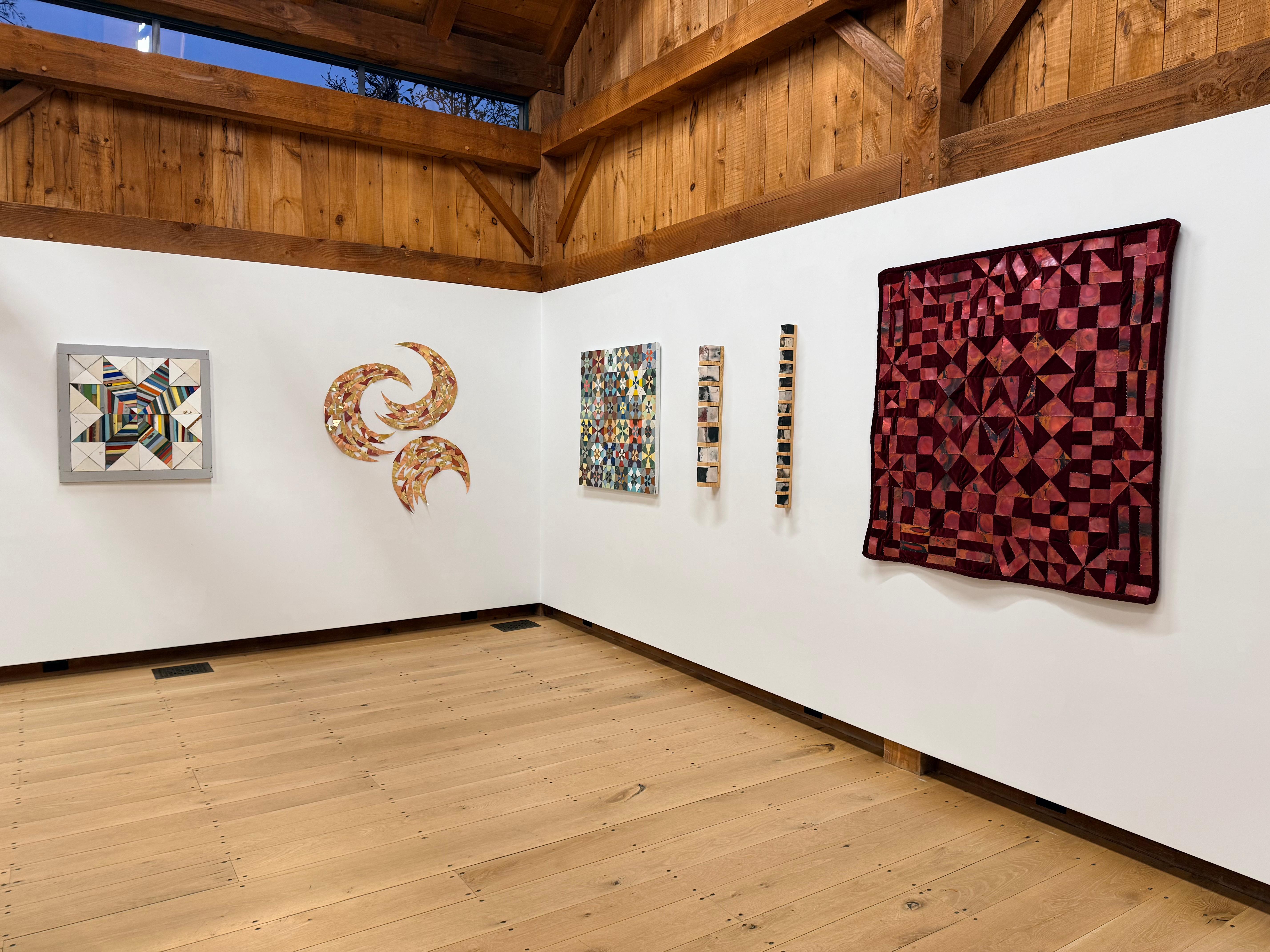 Coolidge Road - Scultura da parete in velluto, rame, metallo, patchwork, tessuto, 2025 - Abstract Sculpture Marrone di Carolyn Millstein