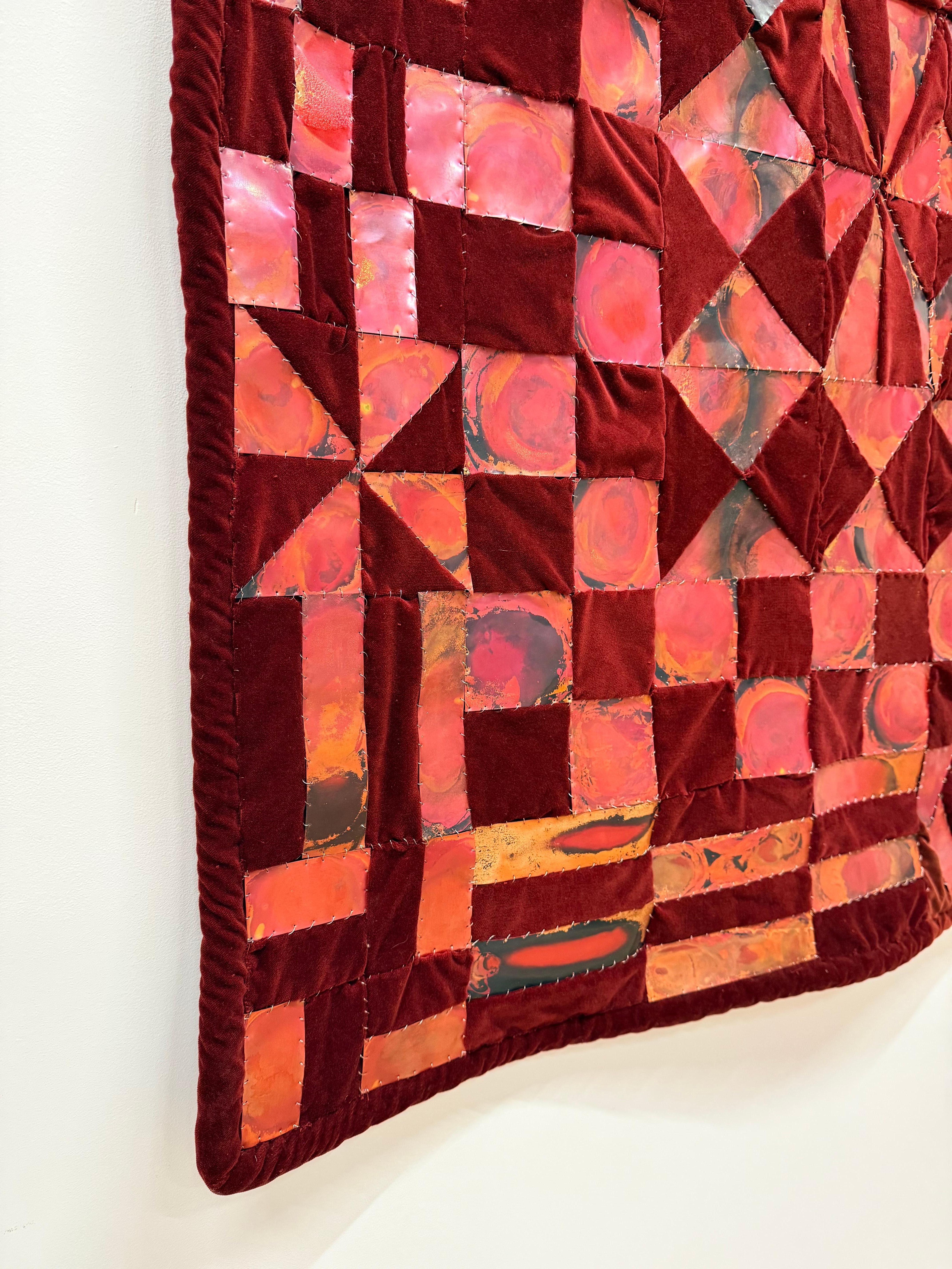 Coolidge Road è un'imponente opera a parete dell'artista contemporanea Carolyn Millstein, la cui pratica è un ponte tra la lavorazione del metallo e le tradizioni tessili. Quest'opera combina il rame con il velluto, la corda e il filo d'acciaio,