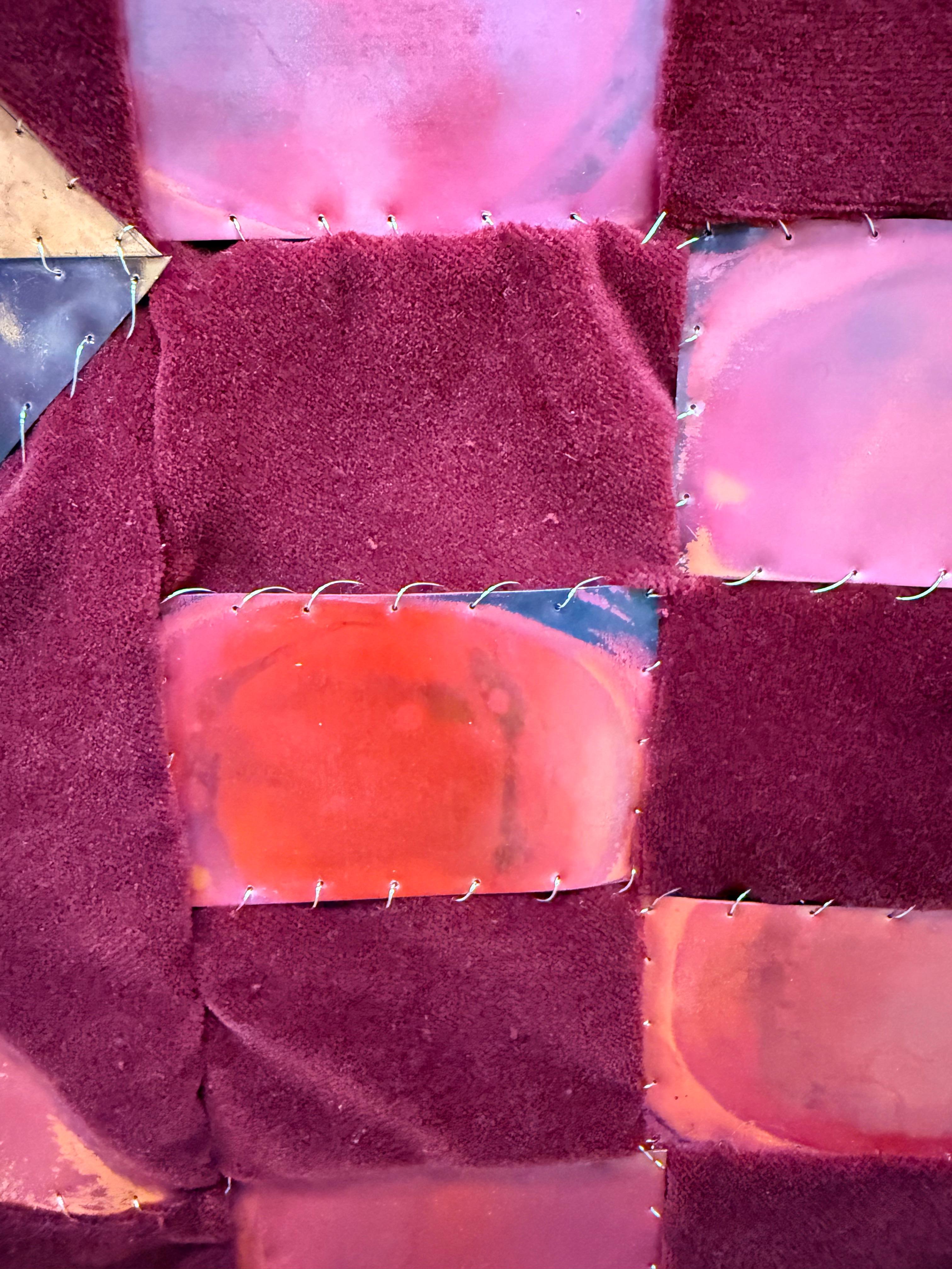 Coolidge Road - Scultura da parete in velluto, rame, metallo, patchwork, tessuto, 2025 in vendita 3
