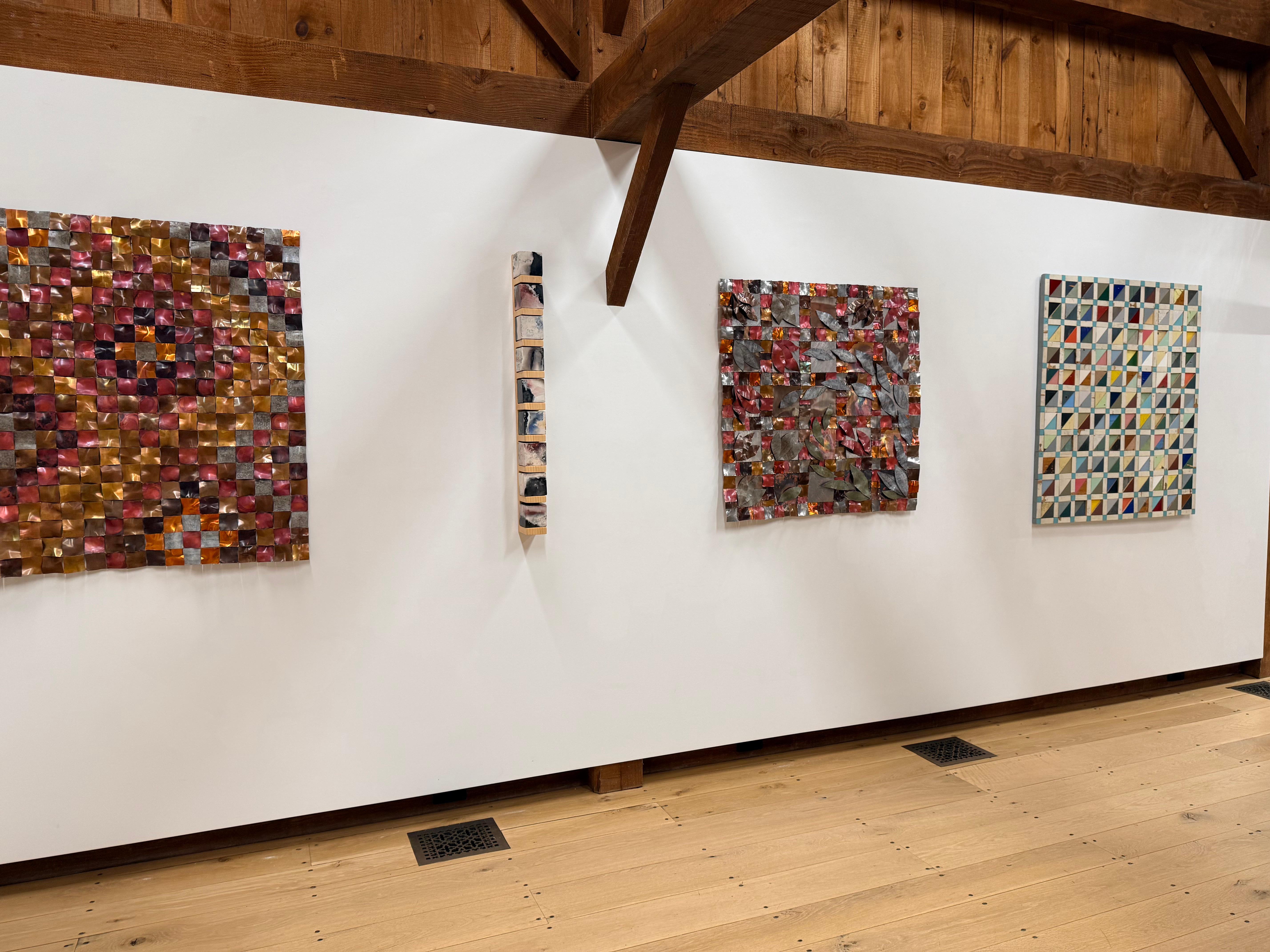 Fidelia - Escultura de Pared Cuadrada de Rejilla Metálica Hojas de Cobre, 2025 - Sculpture de Carolyn Millstein