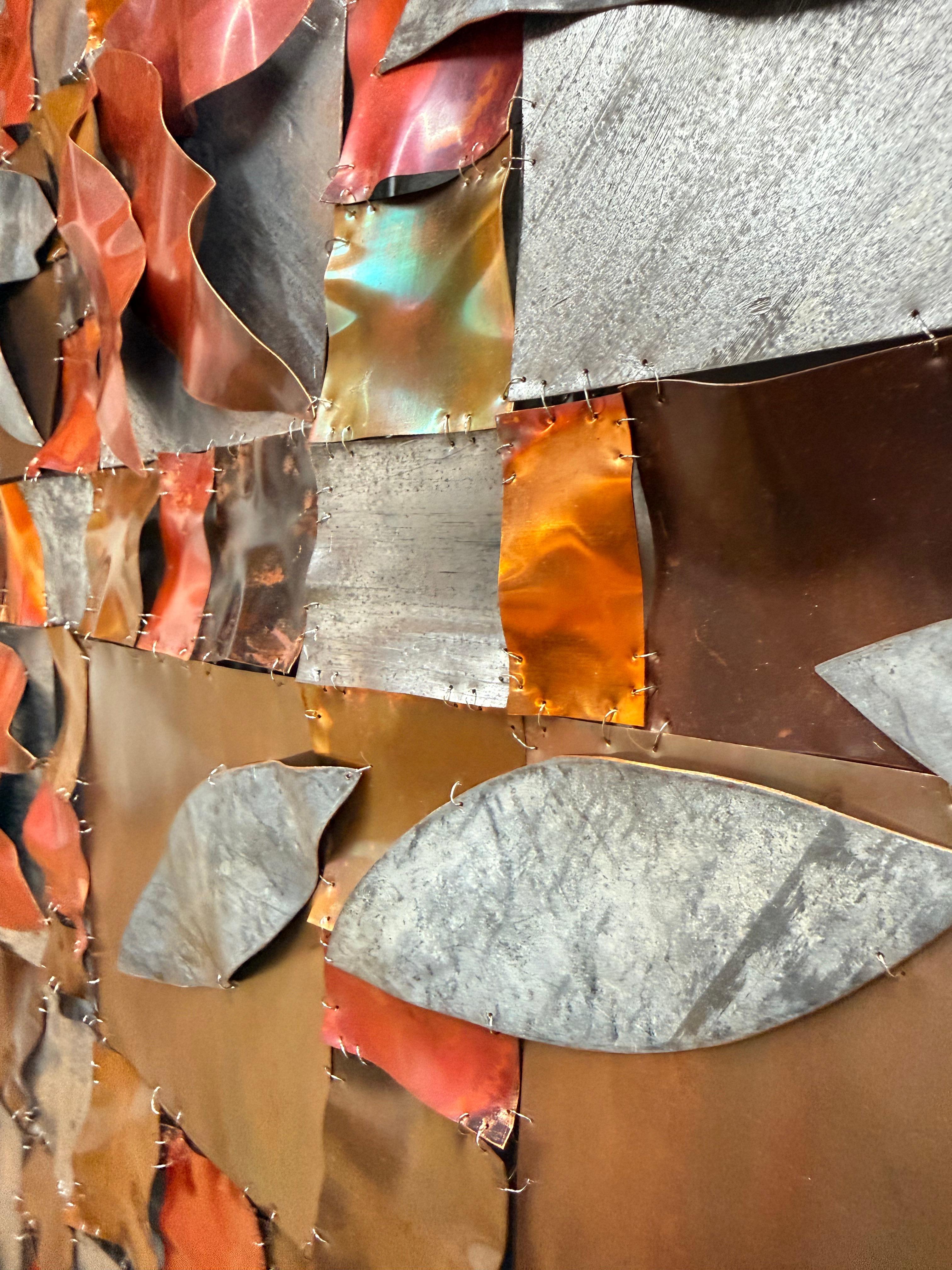 Fidelia es una sorprendente composición de metal mixto de la artista contemporánea Carolyn Millstein, conocida por su innovador uso de materiales recuperados. Esta pieza presenta una rejilla de cobre y tejado de cobre recubierto de plomo