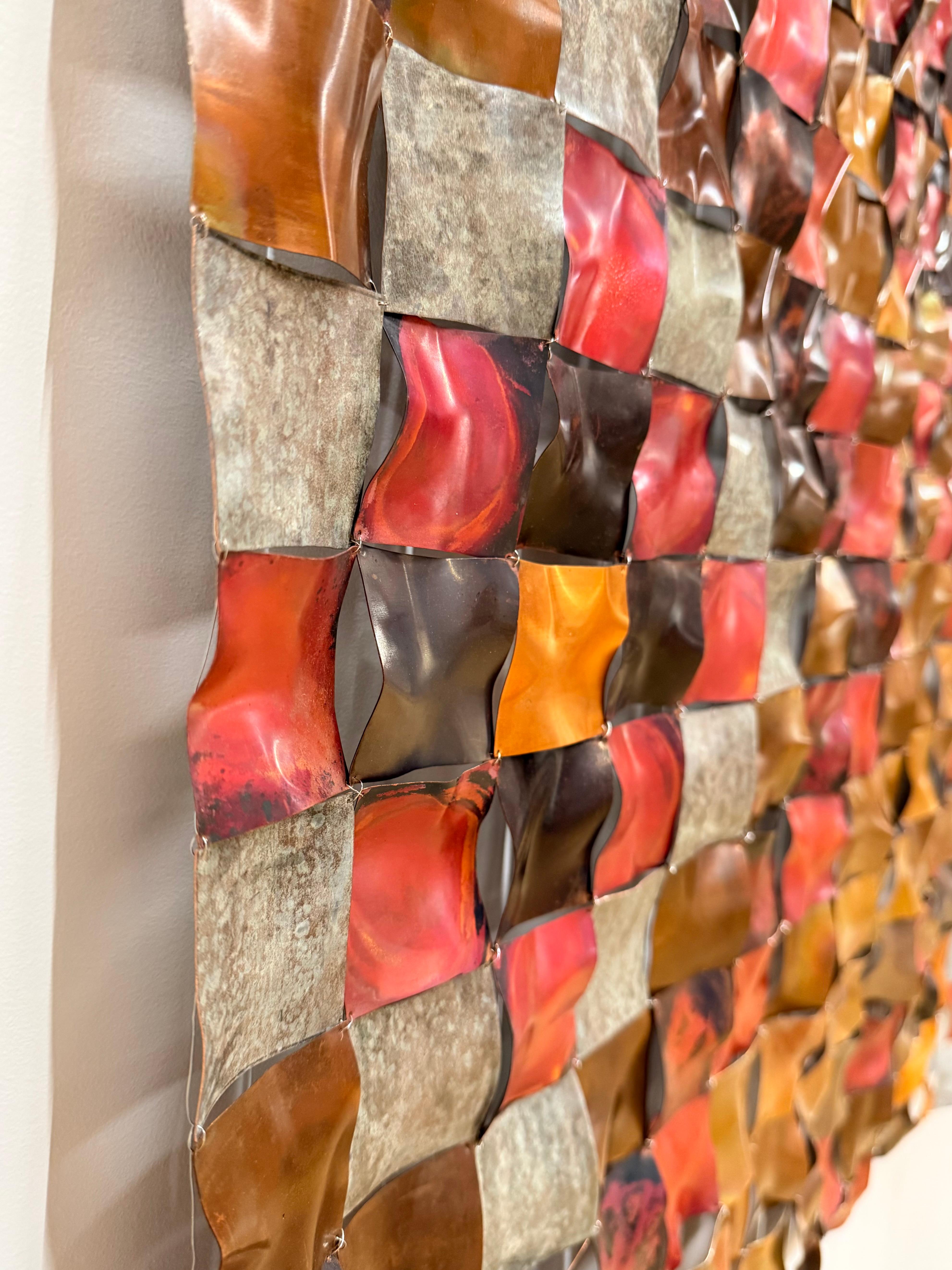 Near Oakdale est une composition saisissante en métal mixte de l'artiste contemporaine Carolyn Millstein, connue pour son utilisation innovante de matériaux de récupération. Cette pièce présente des formes de diamant composées de grilles