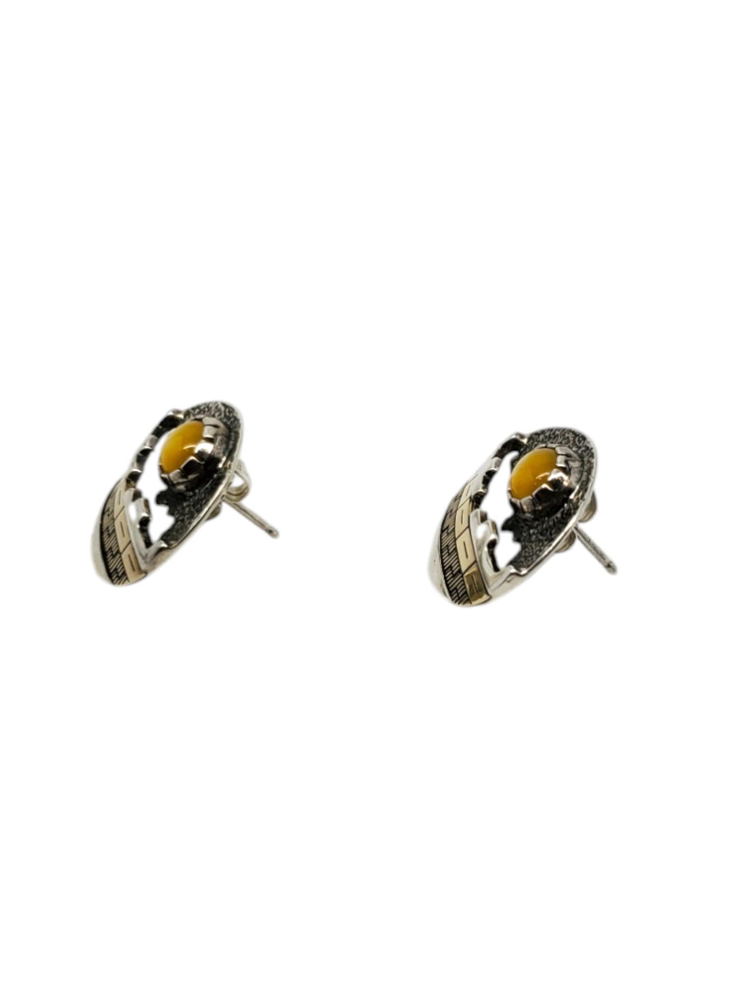 Carolyn Pollack 14K & Sterling Silver Citrine Earrings.

These lovely post earrings by Carolyn Pollack feature a citrine gemstone (5.43mm) and are set in 14K & sterling silver.

Size: 18.95 mm x 19.63 mm

Stamped: CR 925 RMT 14Kt.

Weigh: 5.0 dwt /