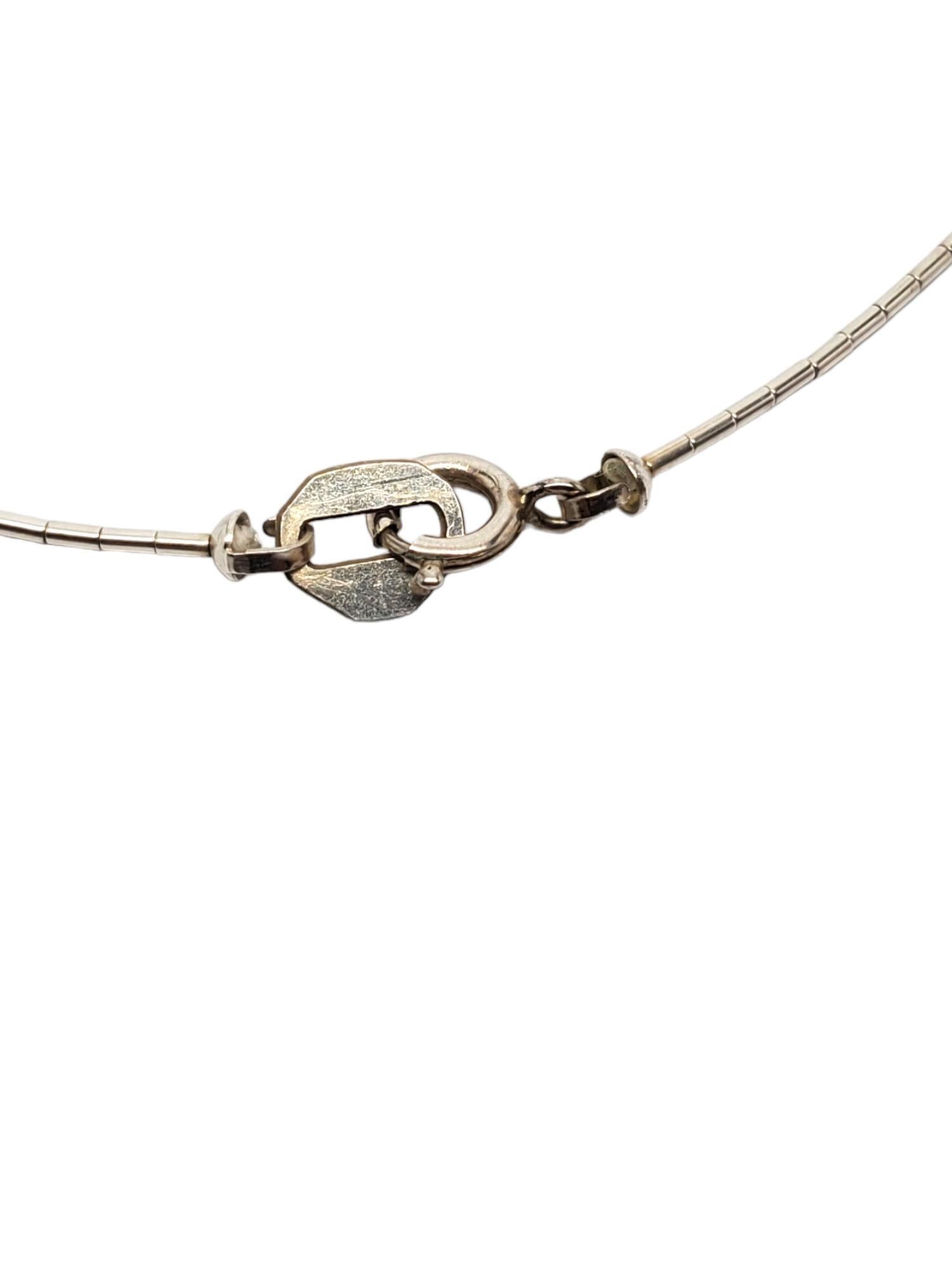 Carolyn Pollack Liquid Silver Mother of Pearl Bird Fetish Necklace-

This lovely fetish necklace by Carolyn Pollack features multicolored mother of pearl birds/animals set on a liquid sterling silver chain.

Size: 24 in.

Hallmark: CJ. 925

Weight: