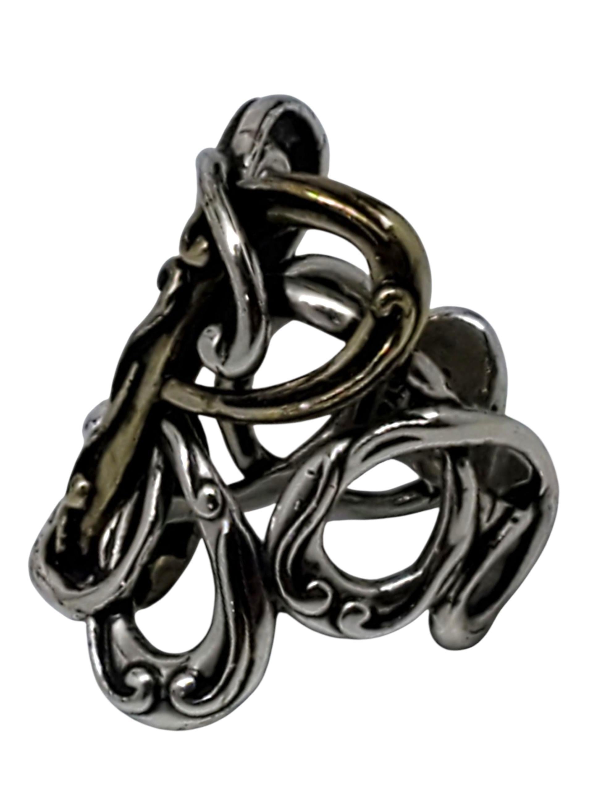 Anello Carolyn Pollack in argento sterling e tonalità oro con volute -

Questo elegante anello in argento sterling di Carolyn Pollack presenta un design a volute aperte accentuato da caldi riflessi dorati.

Dimensione: 6

Larghezza: 18 mm

Gambo: