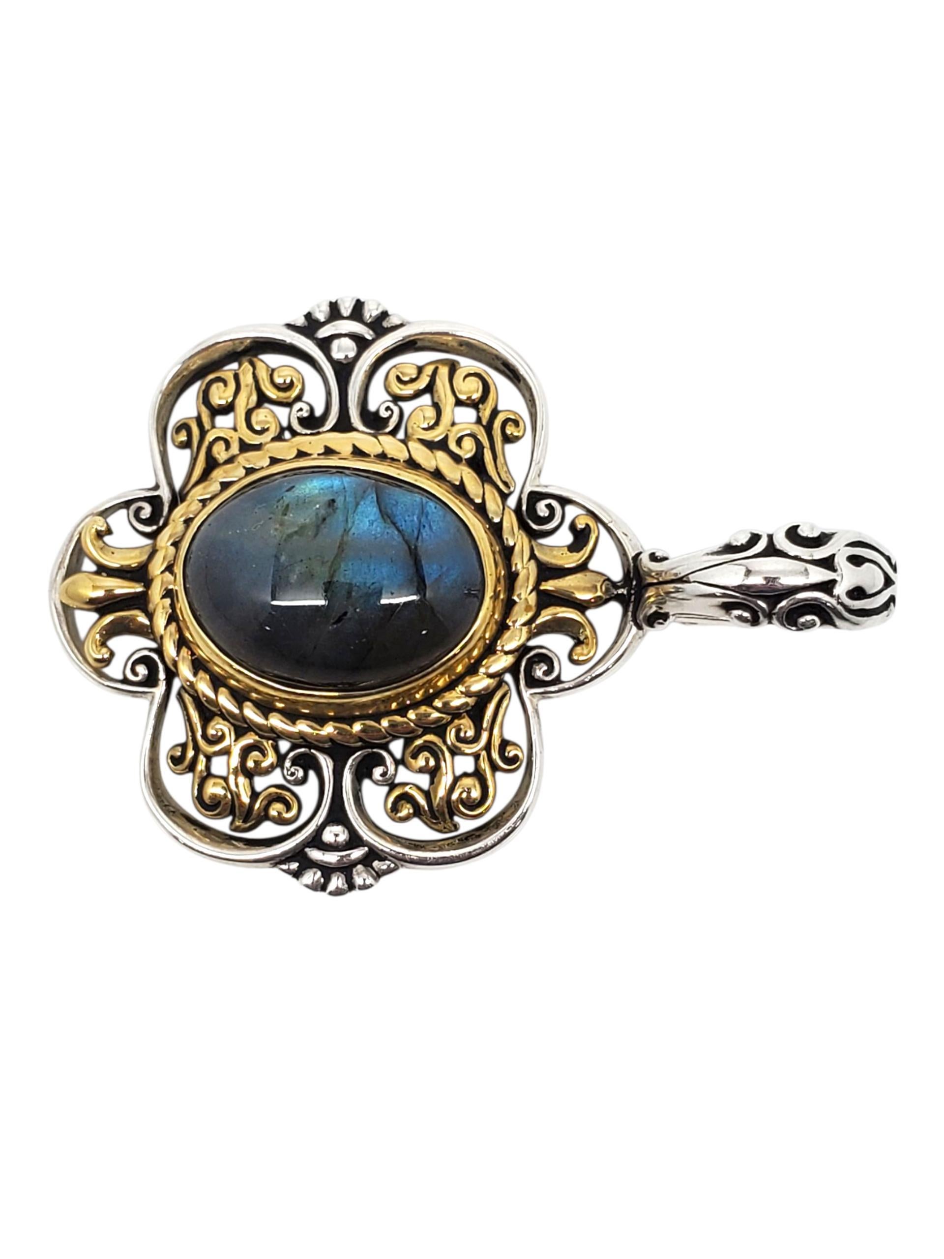 Ciondolo in argento e ottone con labradorite di Carolyn Pollack

Questo splendido ciondolo grande di Carolyn Pollack presenta una luminosa gemma cabochon di Labradorite (18,80 mm x 13,74 mm) incorniciata in un design a volute floreali in argento