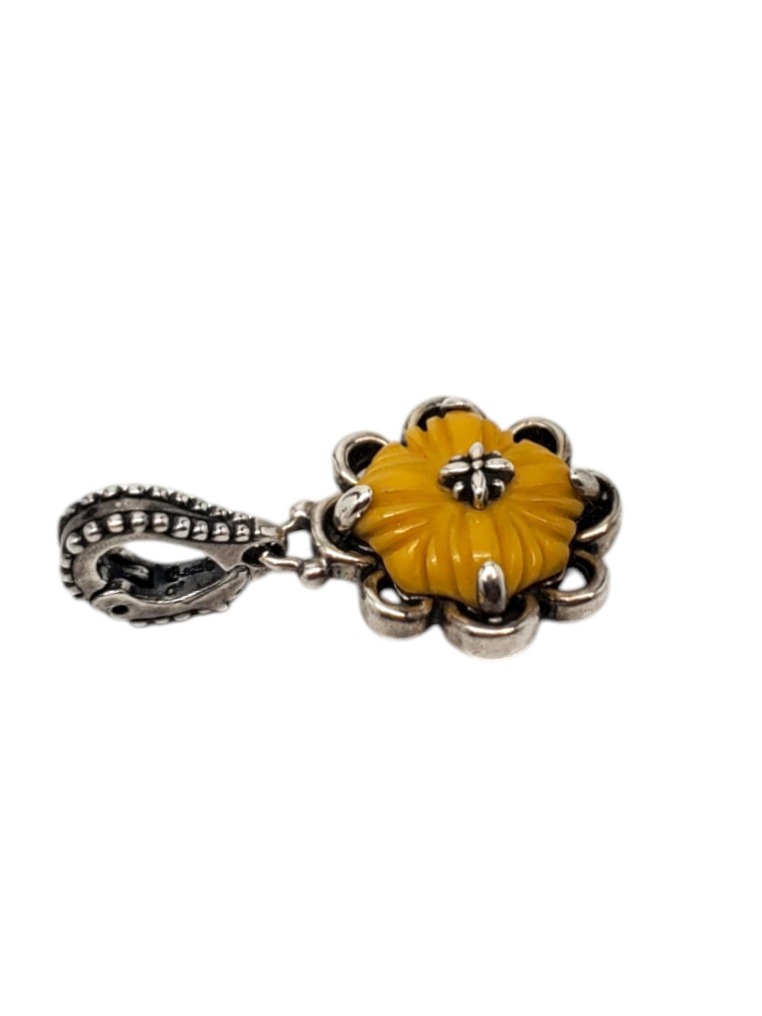 Carolyn Pollack Argent Sterling Pendentif à breloque fleur jaune sculpté -

Ce charmant pendentif de Carolyn Pollack présente un motif de fleur jaune sculpté et est serti dans de l'argent sterling avec un rehausseur.

Couleur jaune illustrée dans la