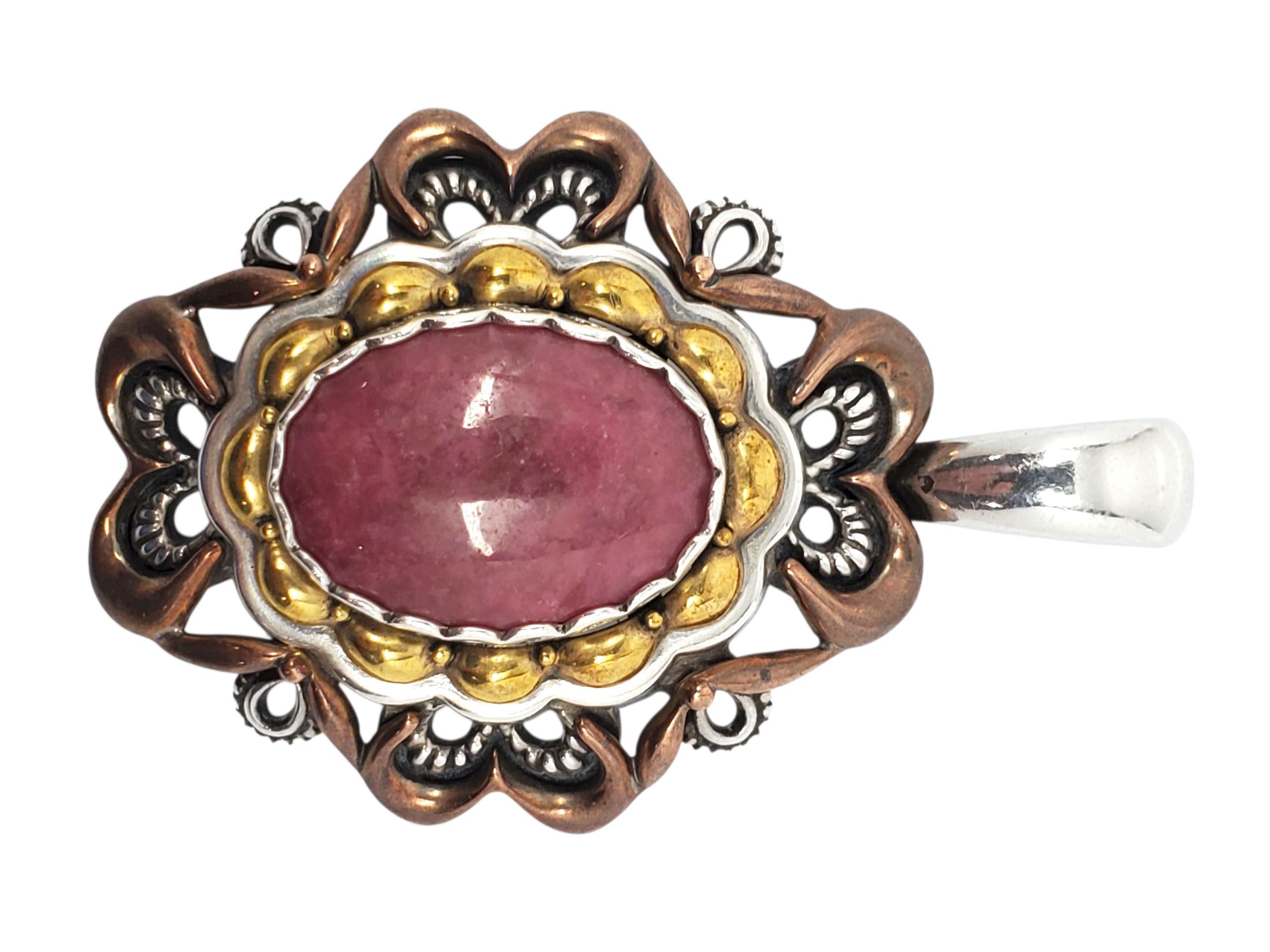 Ciondolo di rodonite rosa in rame e ottone di Carolyn Pollack in argento sterling

Questo bellissimo ciondolo in argento sterling, rame e ottone di Carolyn Pollack presenta una gemma di rodonite rosa (21,34 mm x 15,27 mm) incastonata in