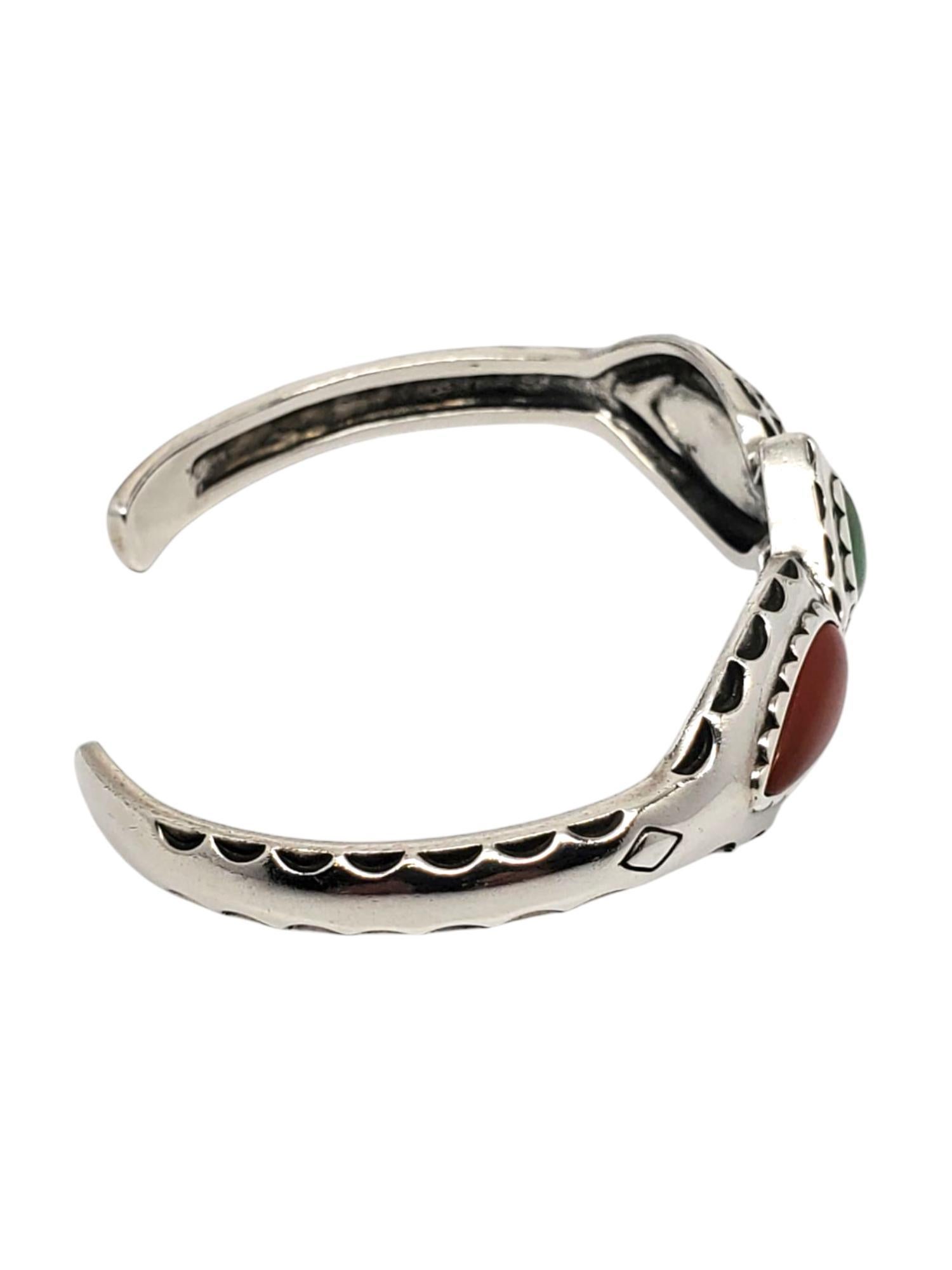 Carolyn Pollack Bracelet manchette en argent Sterling Variscite verte Cornaline 

Ce bracelet vintage de Carolyn Pollack est composé d'une pierre centrale en variscite verte et de deux pierres en cornaline de chaque côté, le tout serti dans de