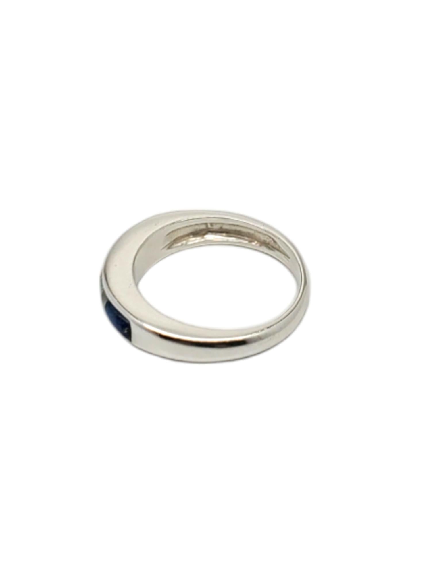 Carolyn Pollack Anello a fascia in argento sterling con lapis, corallo e turchese, misura 6 

Questo anello vintage di Carolyn Pollack presenta gemme a forma di baguette di vari colori e forme incastonate nell'argento sterling.

Gambo: 1.00