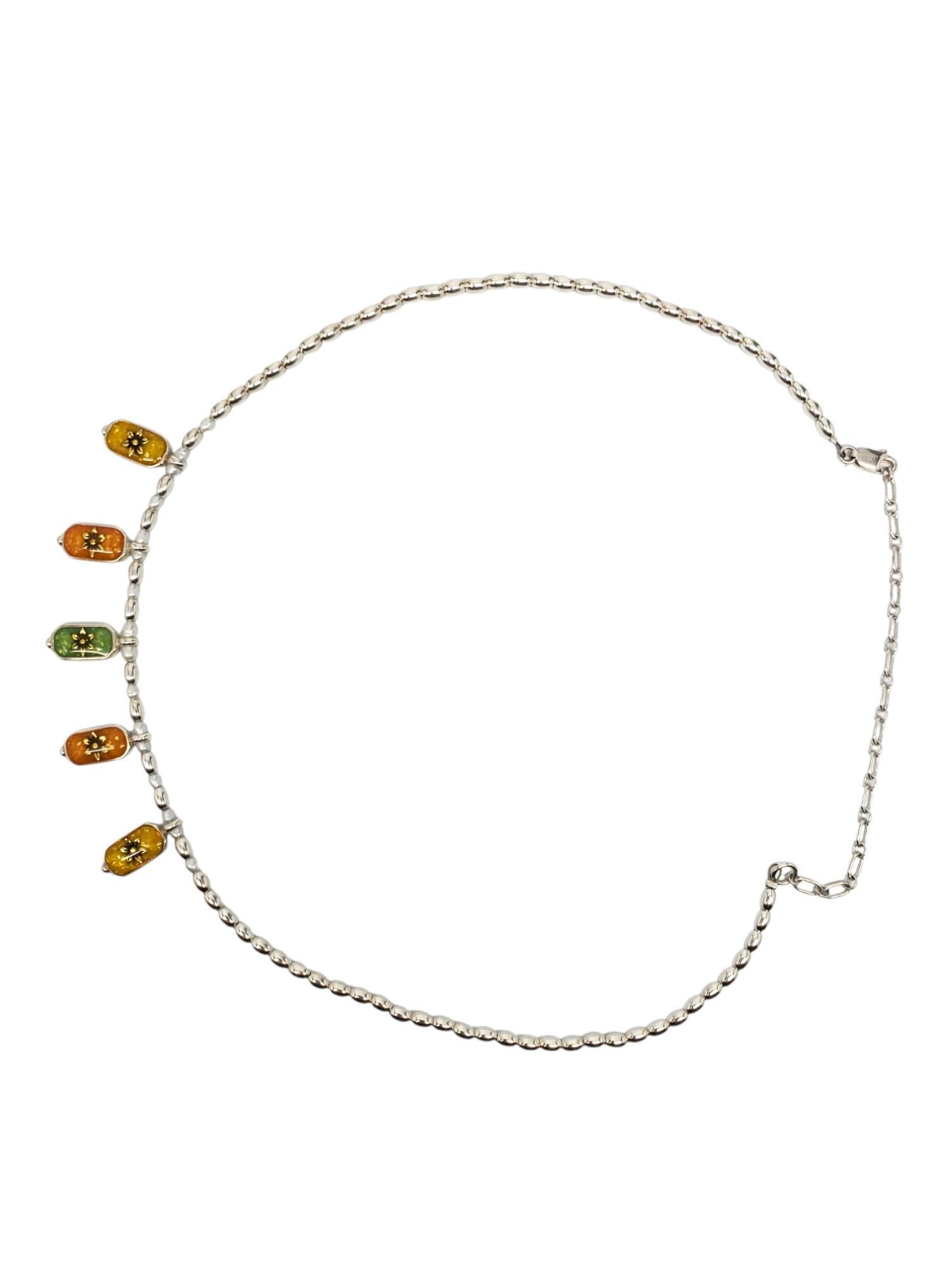 Carolyn Pollack - Collana con ciondoli floreali multicolore in argento sterling 

Questa deliziosa collana regolabile di Carolyn Pollack presenta piccole perle rotonde e 5 charme rettangolari smaltati distanziati lungo il filo con un fiore dorato in