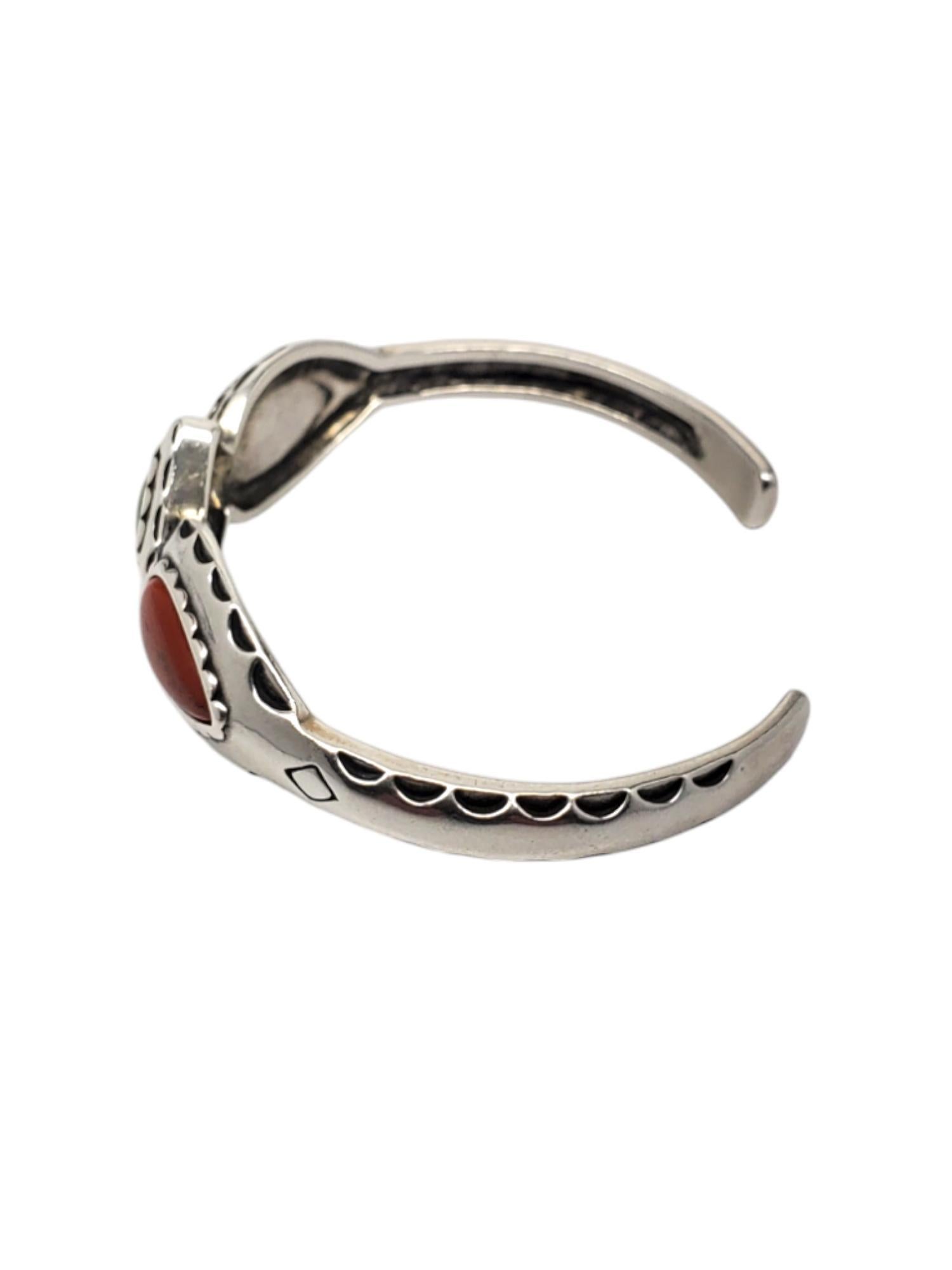 Carolyn Pollack Bracciale multi pietra in argento sterling

Questo bracciale vintage di Carolyn Pollack presenta una variscite verde al centro e due pietre laterali di corniola in un classico argento sterling.

Dimensioni: 6,5 pollici di