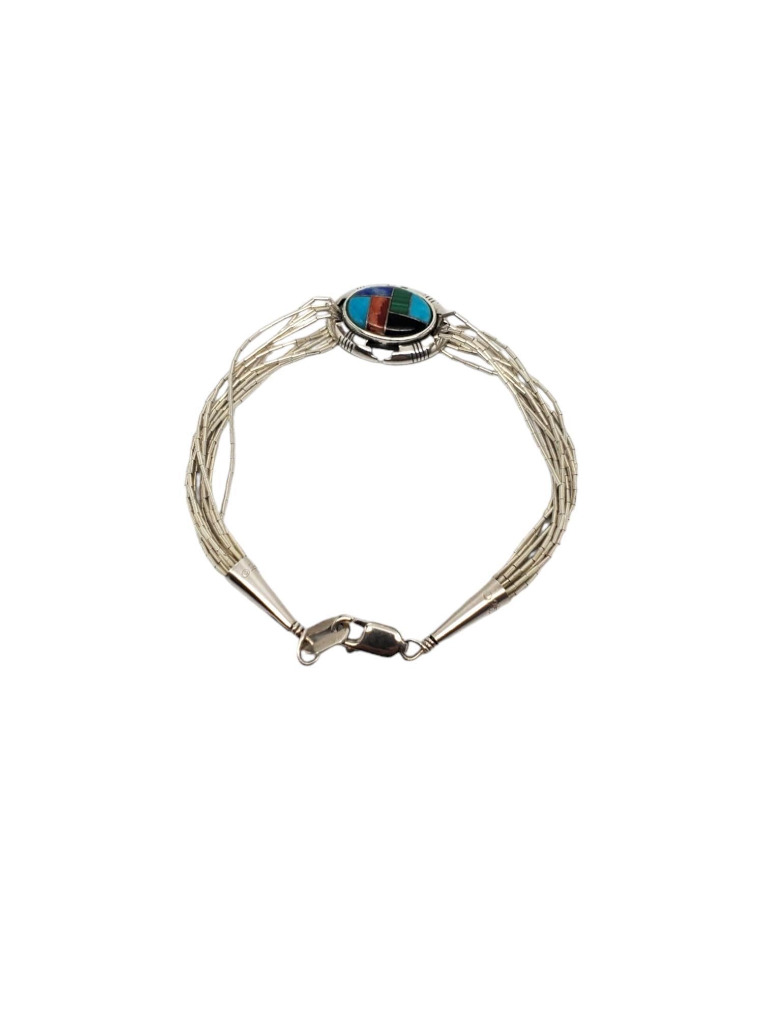 Carolyn Pollack Bracelet en argent sterling à incrustations multicolores

Ce magnifique bracelet présente des pierres multicolores incrustées dans de l'argent sterling méticuleusement détaillé. 
Largeur 0.6 in.

Taille : 7 pouces

Poinçon : CR
