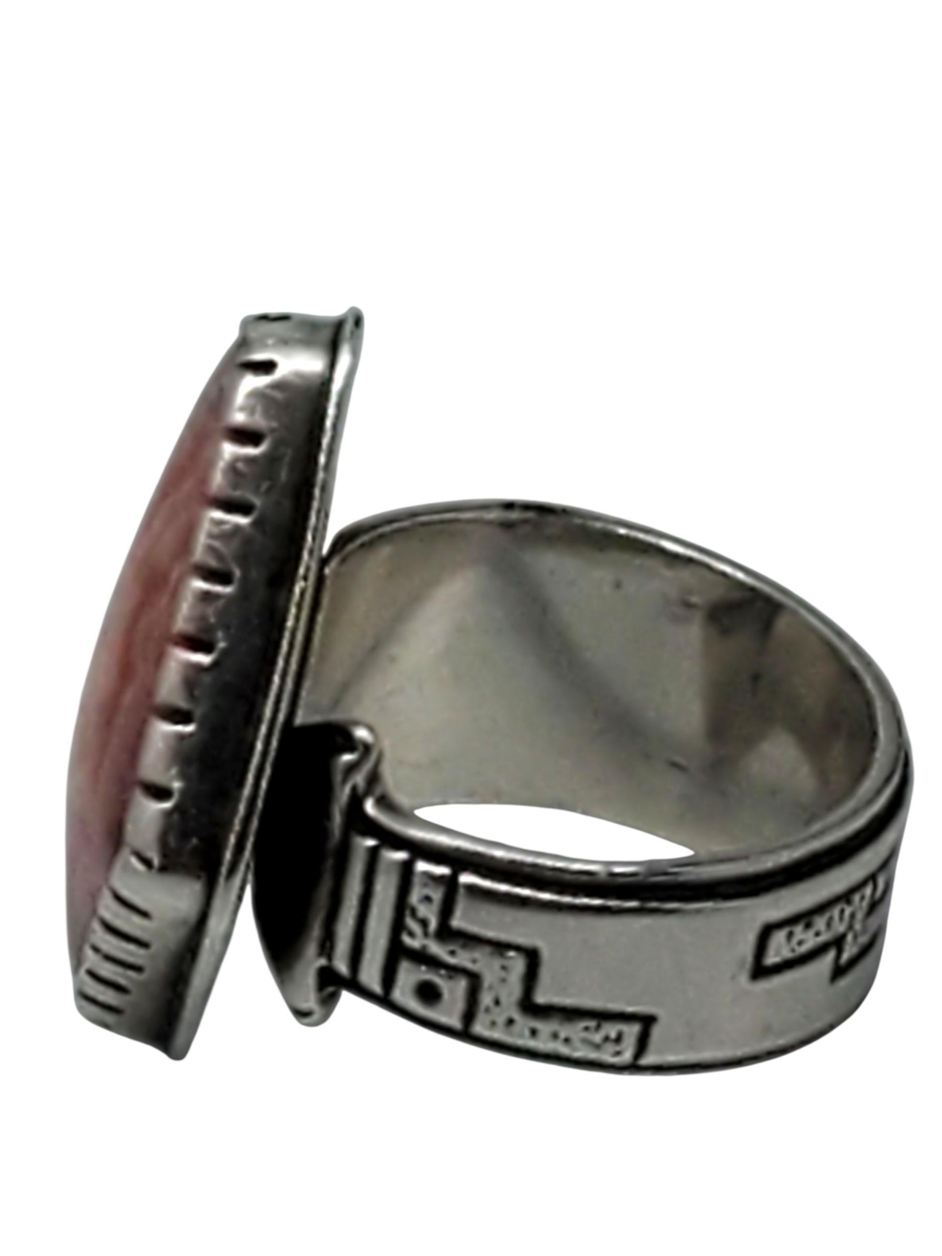 Anello di rodochrosite rosa in argento sterling di Carolyn Pollack -

Questo audace anello in argento sterling mette in mostra una splendida gemma geometrica di rodocrosite rosa (21,36 mm x 16,03 mm) incastonata in un dettagliato castone in stile