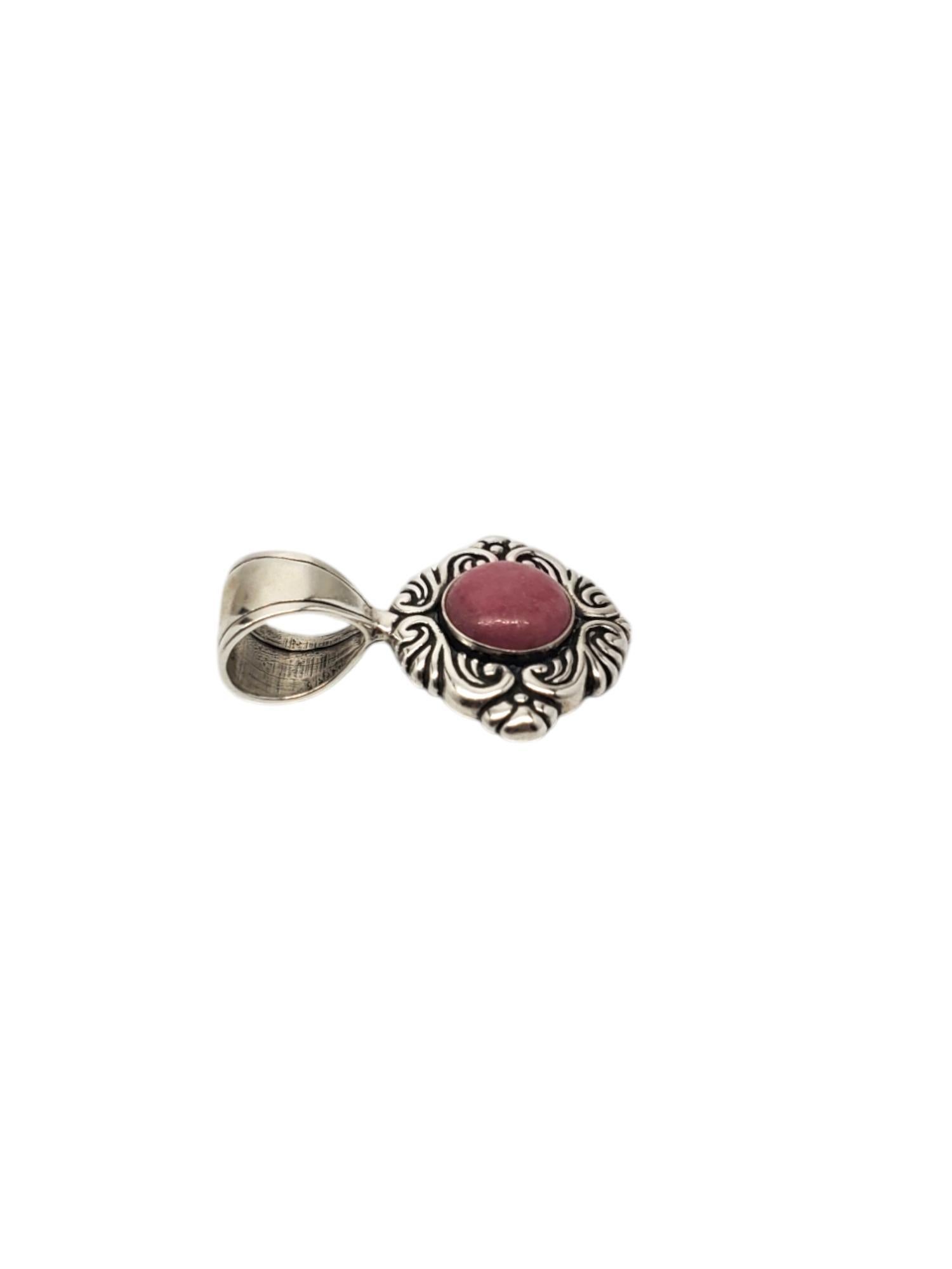 Ciondolo con pietra rodocrosite in argento sterling di Carolyn Pollack

Questa collana vintage con ciondolo di Carolyn Pollack presenta una pietra di rodocrosite rosa (9,71 mm) ed è incastonata nel classico argento sterling.

Dimensioni: 31,70 mm x