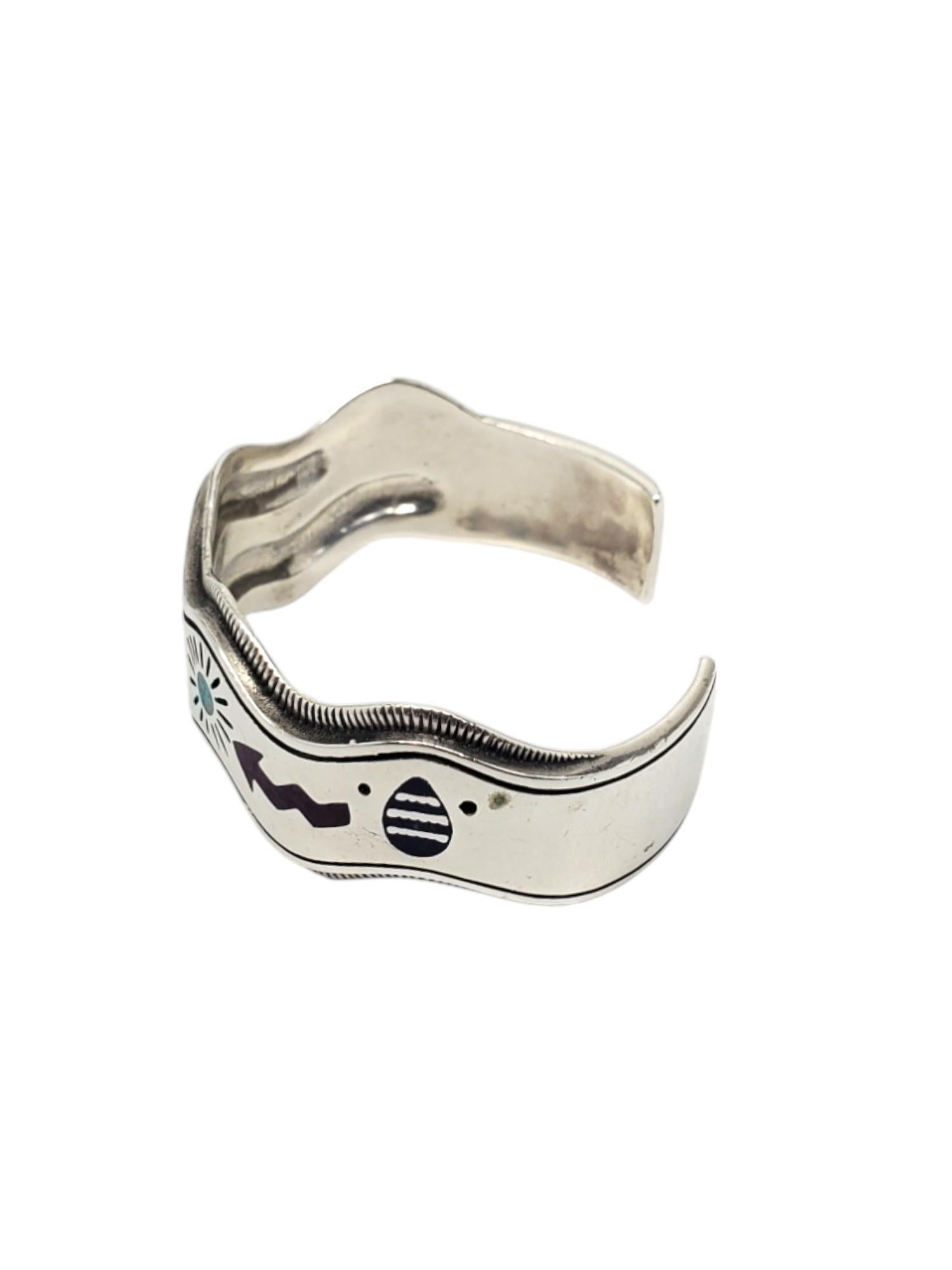 Carolyn Pollack Bracciale in argento sterling di ispirazione sud-occidentale -

Questo bracciale contemporaneo con bordo ondulato presenta un intarsio di gemme con turchese, lapis, sugilite e malachite incastonate nell'argento sterling di Carolyn