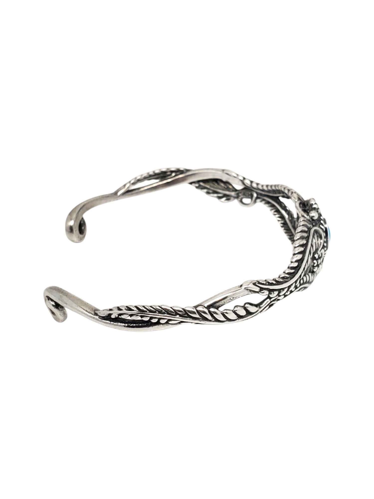 Bracciale con turchese in argento sterling di Carolyn Pollack...

Questo bellissimo bracciale presenta un intricato design a volute e filigrana con una pietra turchese centrale incastonata (5,4 mm x 3,2 mm) incastonata nell'argento sterling di