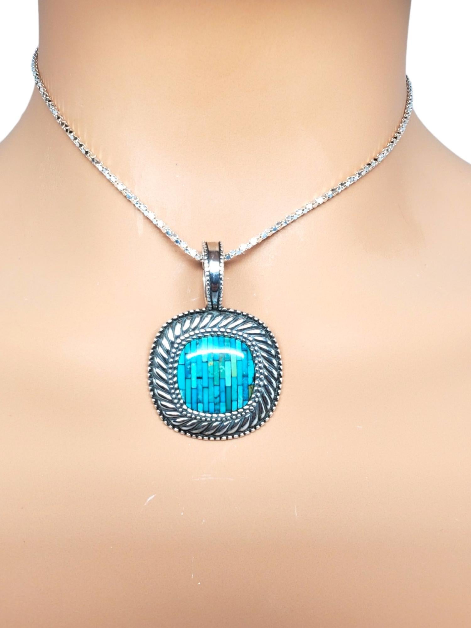 Ciondolo intarsiato di turchese in argento sterling di Carolyn Pollack.

Questo delizioso accessorio è decorato con turchesi intarsiati e incastonati in argento sterling dai dettagli meravigliosi.

Dimensioni: 1,75 IN. X 1,18 IN.

Timbrato: ARGENTO