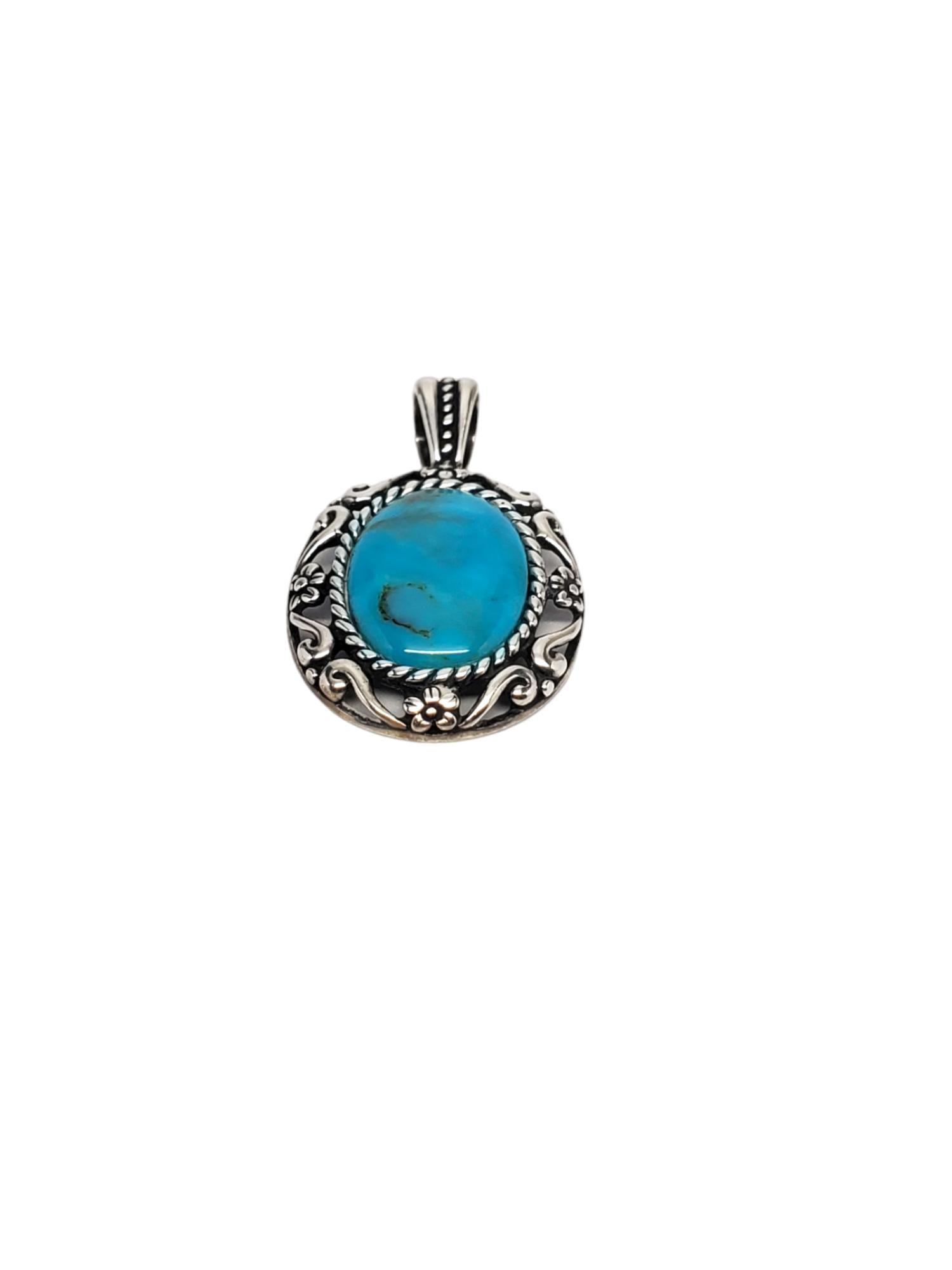 Carolyn Pollack Sterling Silver Turquoise Pendant-

This stunning turquoise oval pendant is set in beautifully detailed sterling silver.

Size:  1.4 in x 0.9 in

Stamped: C R .925

Weight: 4.3 dwt / 6.7 grams.

*Chain not included.

Very good
