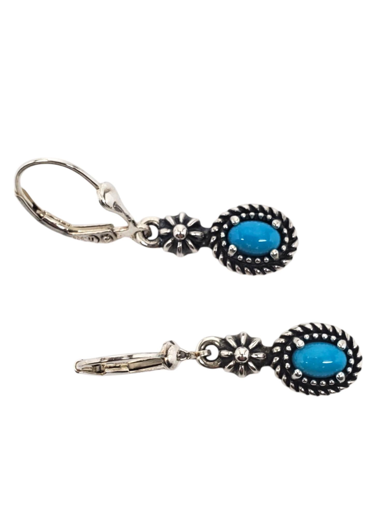 Orecchini a pendente in corda di turchese in argento sterling di Carolyn Pollack -

Questi orecchini vintage con chiusura a leva di Carolyn Pollack presentano cabochon ovali di turchese incastonati in argento sterling con accenti floreali e bordo in