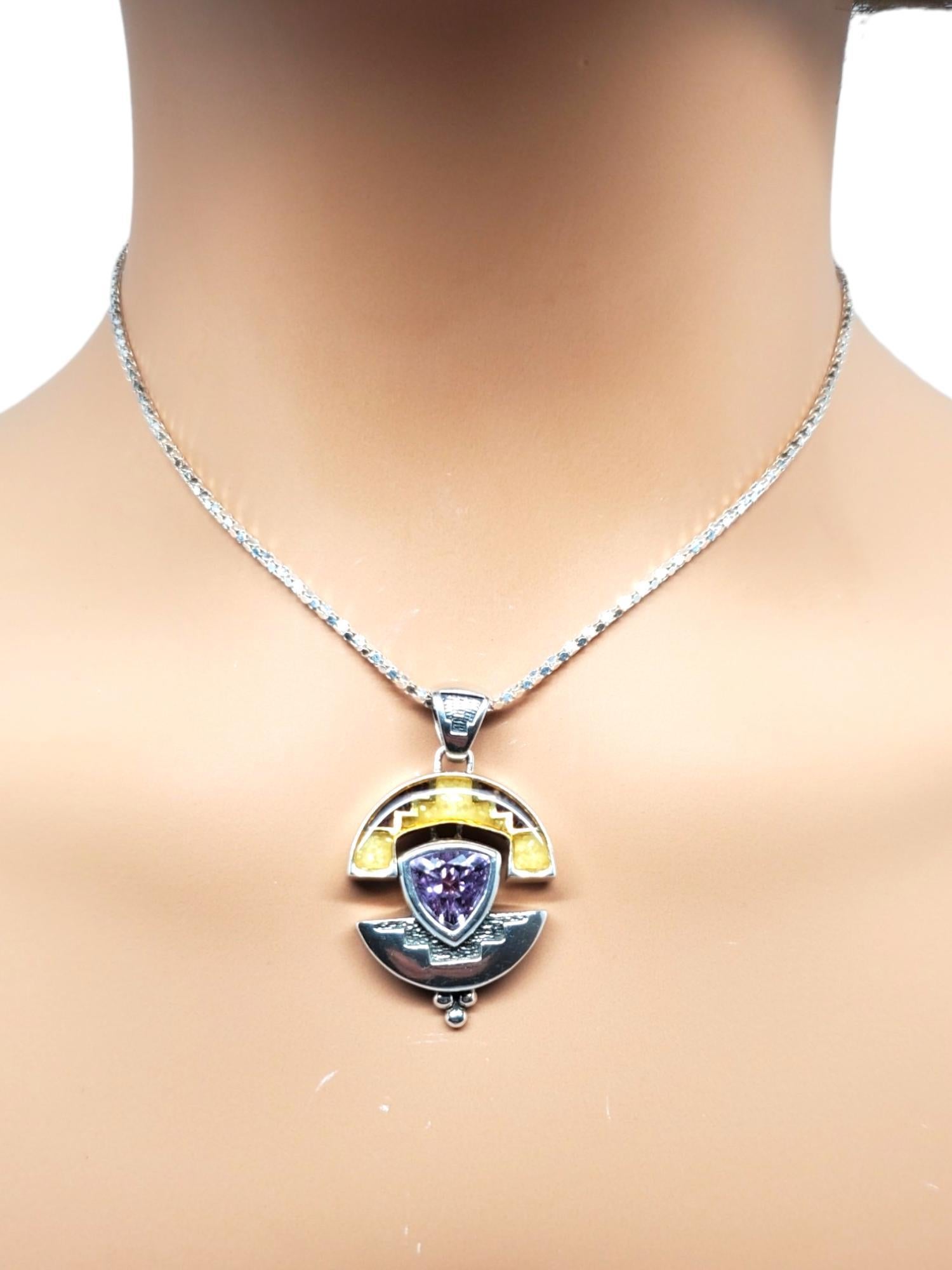 Ciondolo di Carolyn Pollack in argento sterling vermeil e ametista.

Questo splendido ciondolo di Carolyn Pollack presenta un'ametista di taglio triangolare (8,9 mm x 8,5 mm) incastonata nell'argento sterling e con un intarsio in vermeil dorato