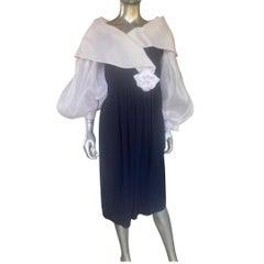 Carolyn Roehm pour I Magnin - Robe à épaules dénudées en crêpe bleu marine et organza blanc, taille 16