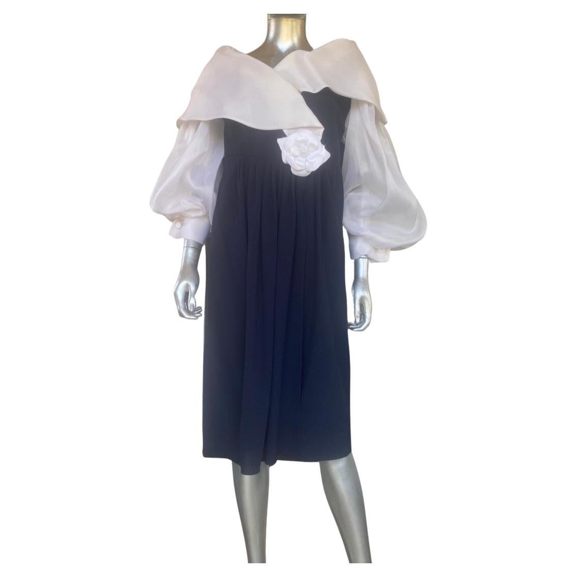 Carolyn Roehm for I Magnin Navy Crepe & White Organza Off Shoulder Dress Size 16 In Good Condition For Sale In Palm Springs, CA
