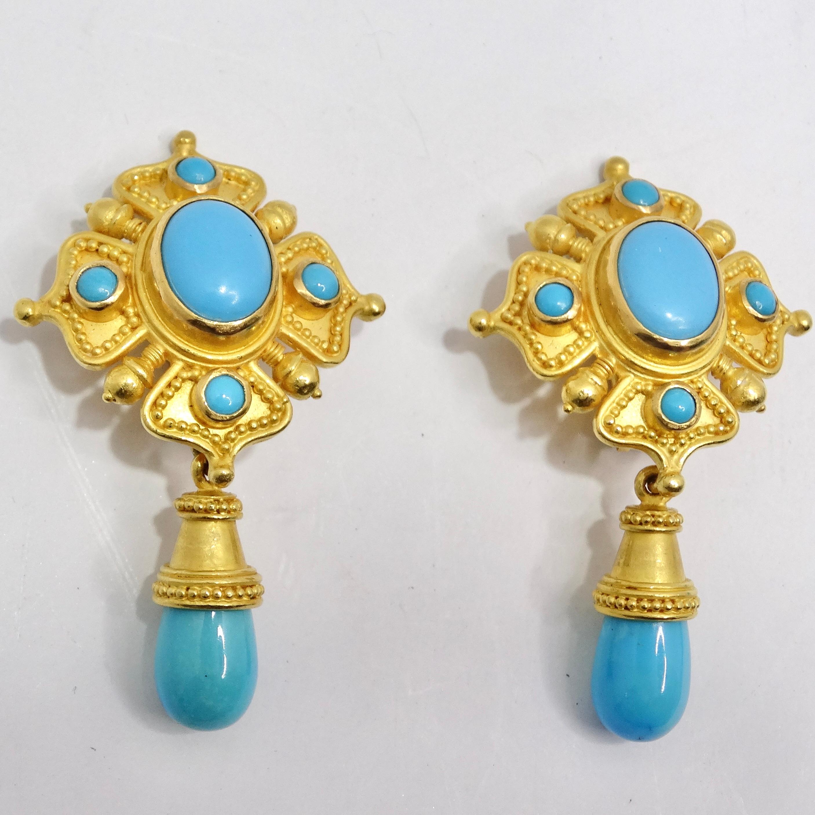 Die Carolyn Tyler 22K Gold Sleeping Beauty Turquoise Dangle Earrings sind ein atemberaubendes Paar Ohrringe, das mühelos Luxus und natürliche Schönheit verbindet. Diese Ohrhänger sind ein Meisterwerk an Design und Handwerkskunst. Das luxuriöse und