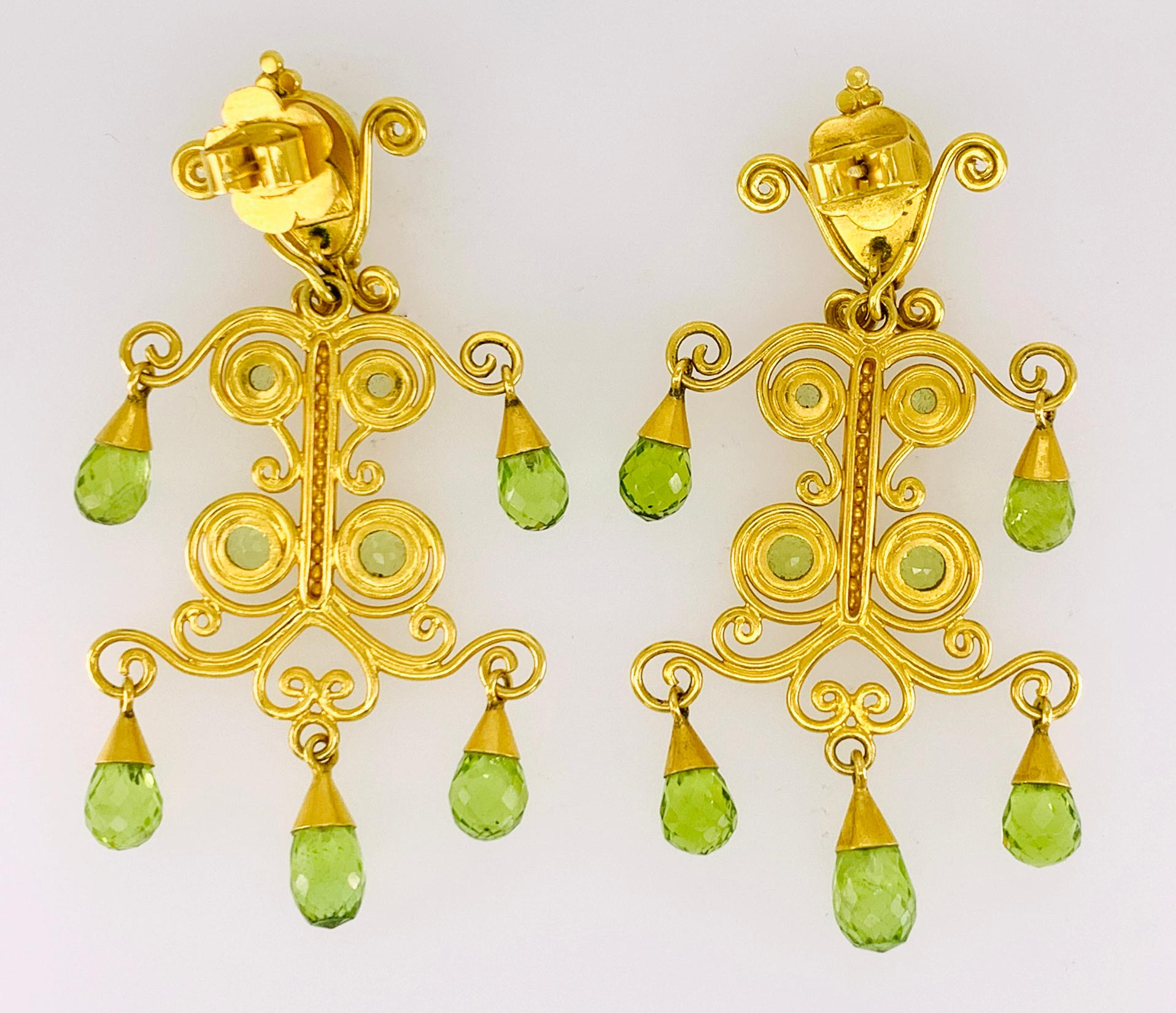 Peridot-Ohrringe 'Sonya' aus 22k und 18k Gelbgold; entworfen von Carolyn Tyler.  Mit 20,08 Karat facettierten Peridots im Briolett-, Birnen- und Rundschliff und handgeformten Golddetails.  Der Kronleuchterteil des Ohrrings kann auch entfernt werden,