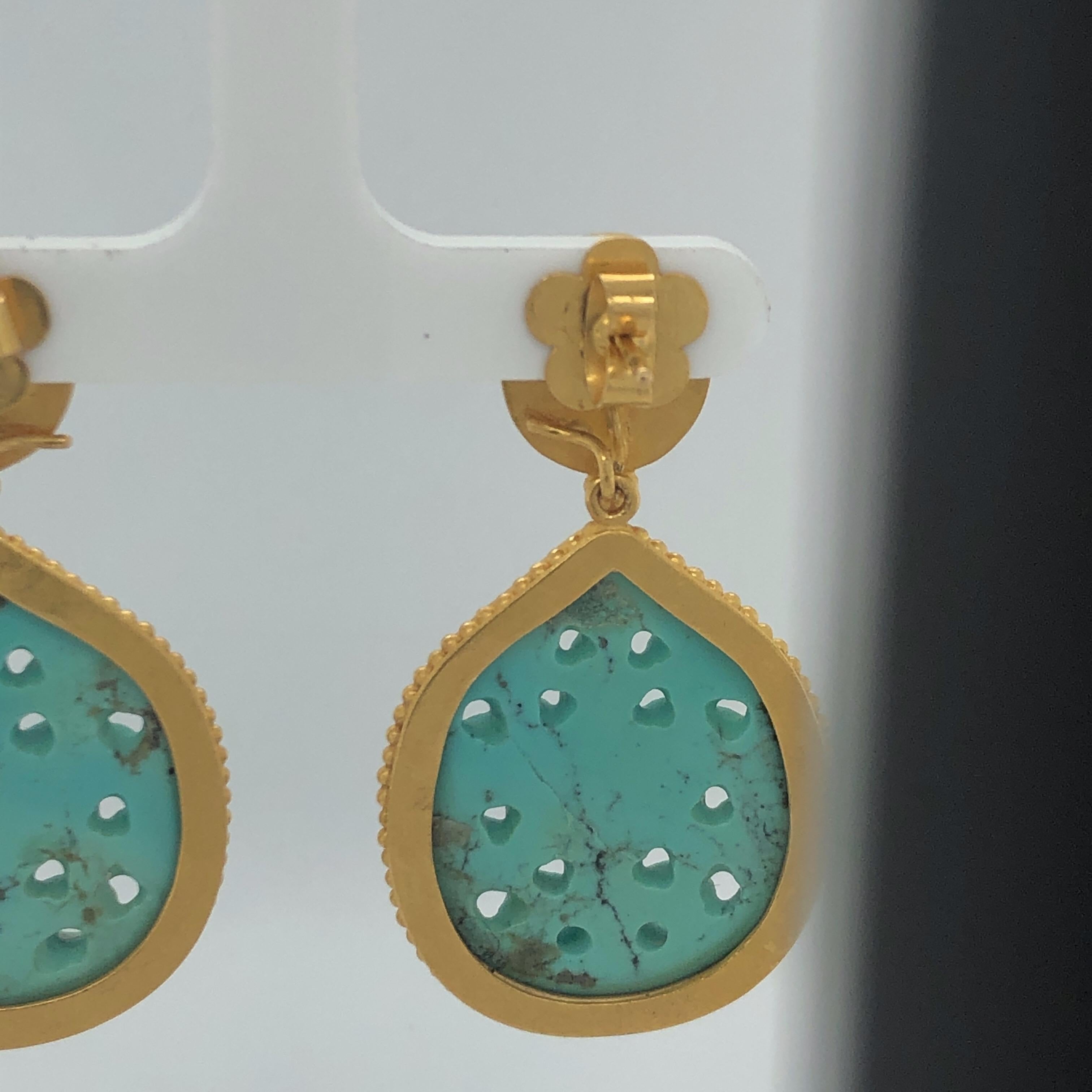 Carolyn Tyler Yellow Gold and Turquoise Dangle Drop Earrings In Good Condition In Dallas, TX