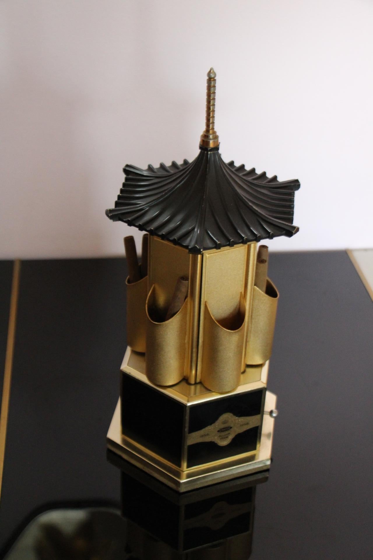 Carosello di sigari, carillon rotante a forma di pagoda nera e dorata in vendita 5