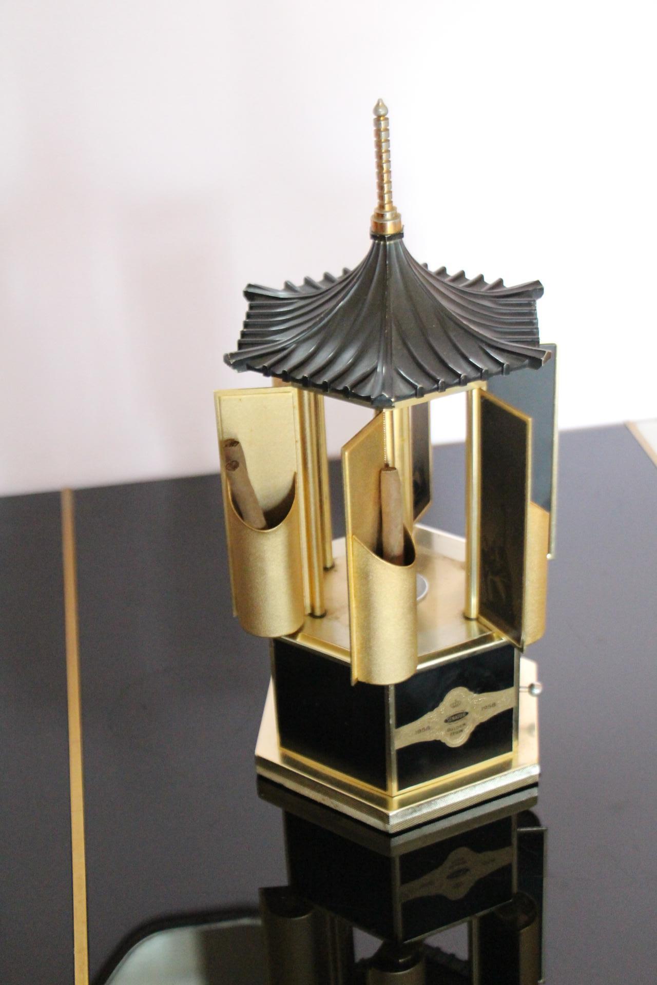 Carosello di sigari, carillon rotante a forma di pagoda nera e dorata in vendita 6