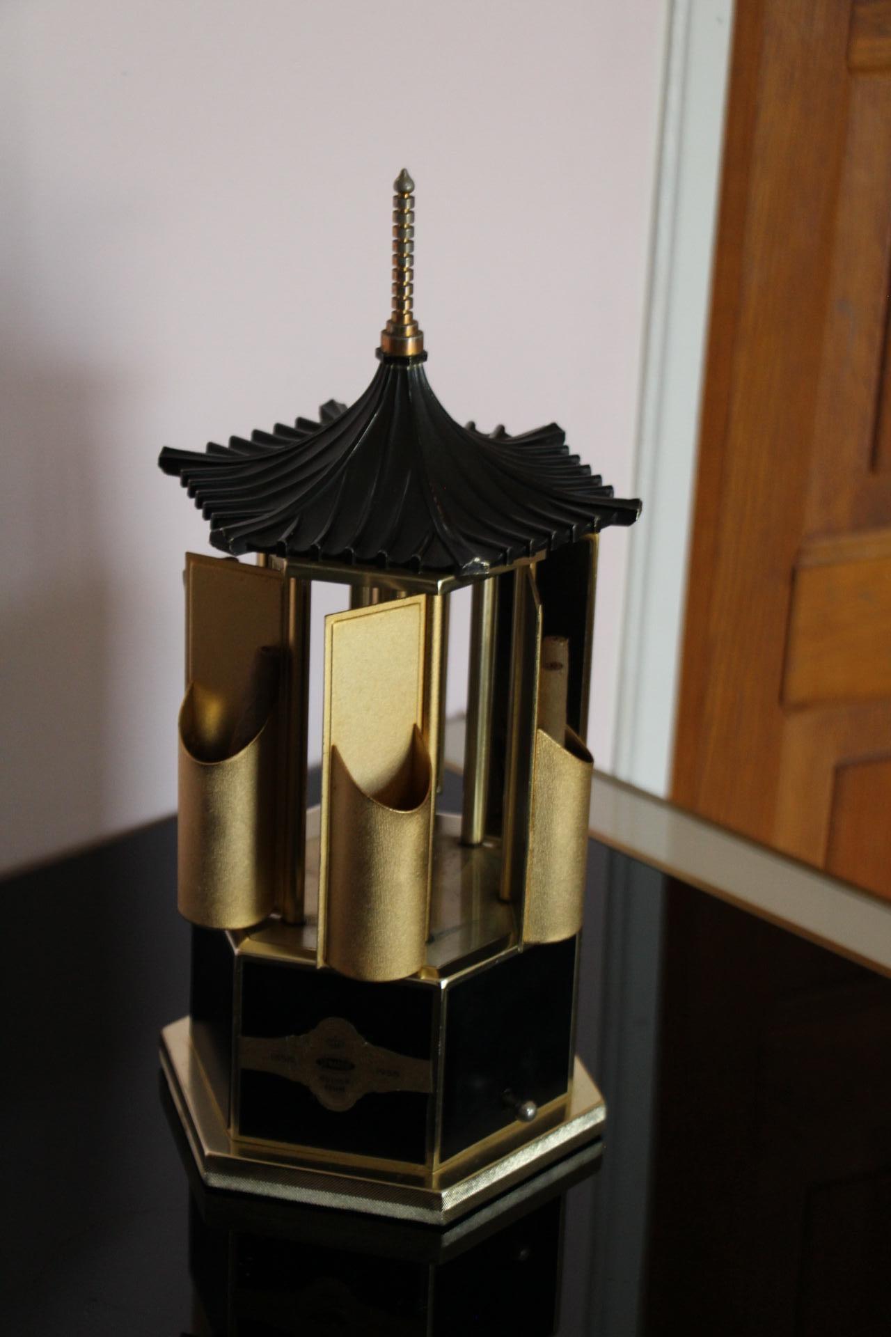 Carosello di sigari, carillon rotante a forma di pagoda nera e dorata in vendita 9